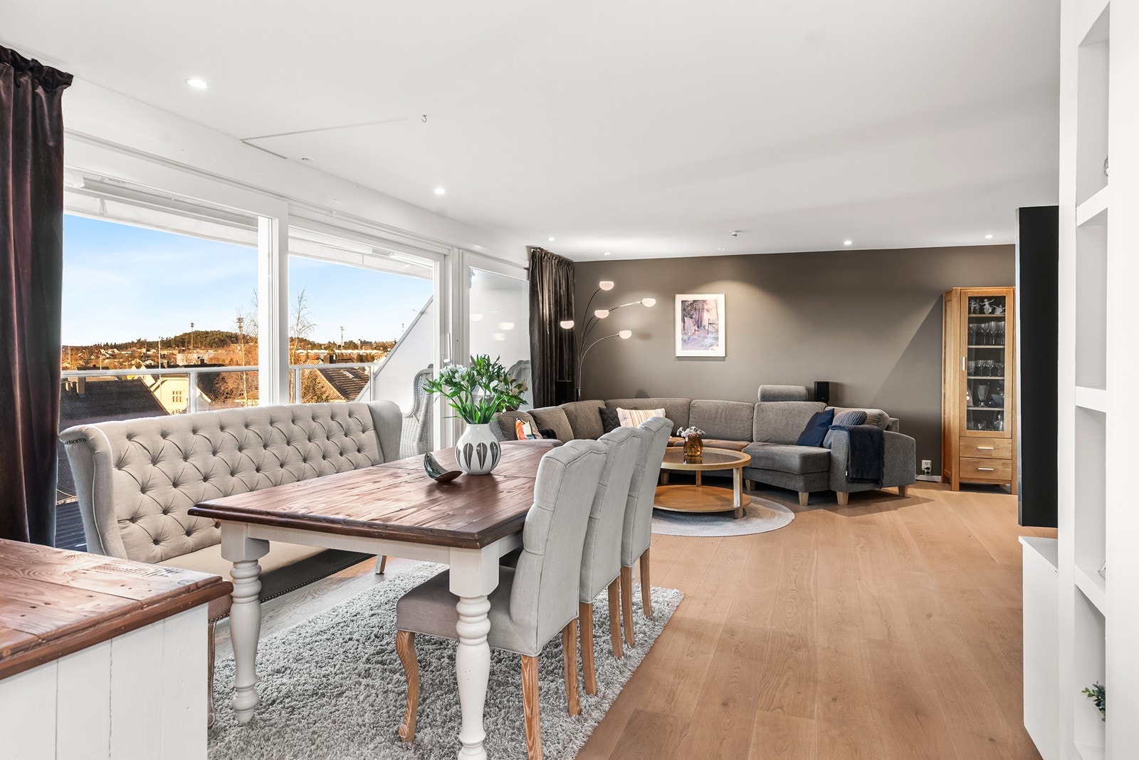 Store vindusflater gir godt utsyn mot omgivelsene fra stuen. Galleribilde