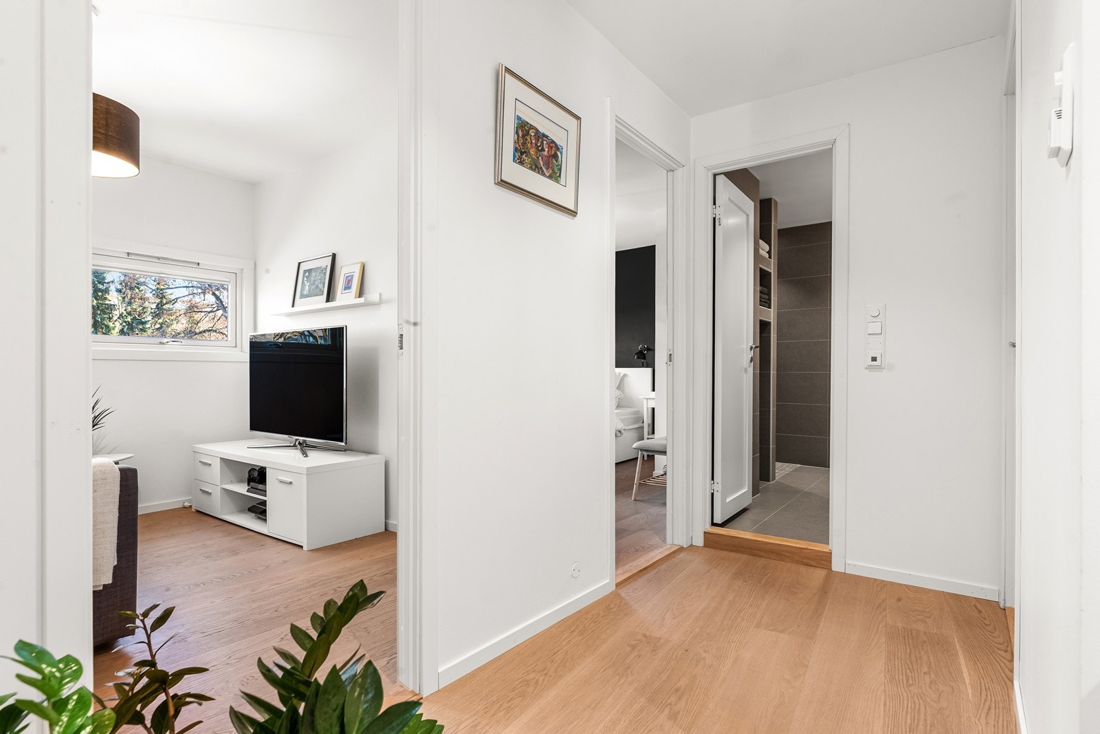 Parkett gir en varm og naturlig gulvflate. Malte plater på vegger gir et rent og vedlikeholdsvennlig interiør. Galleribilde