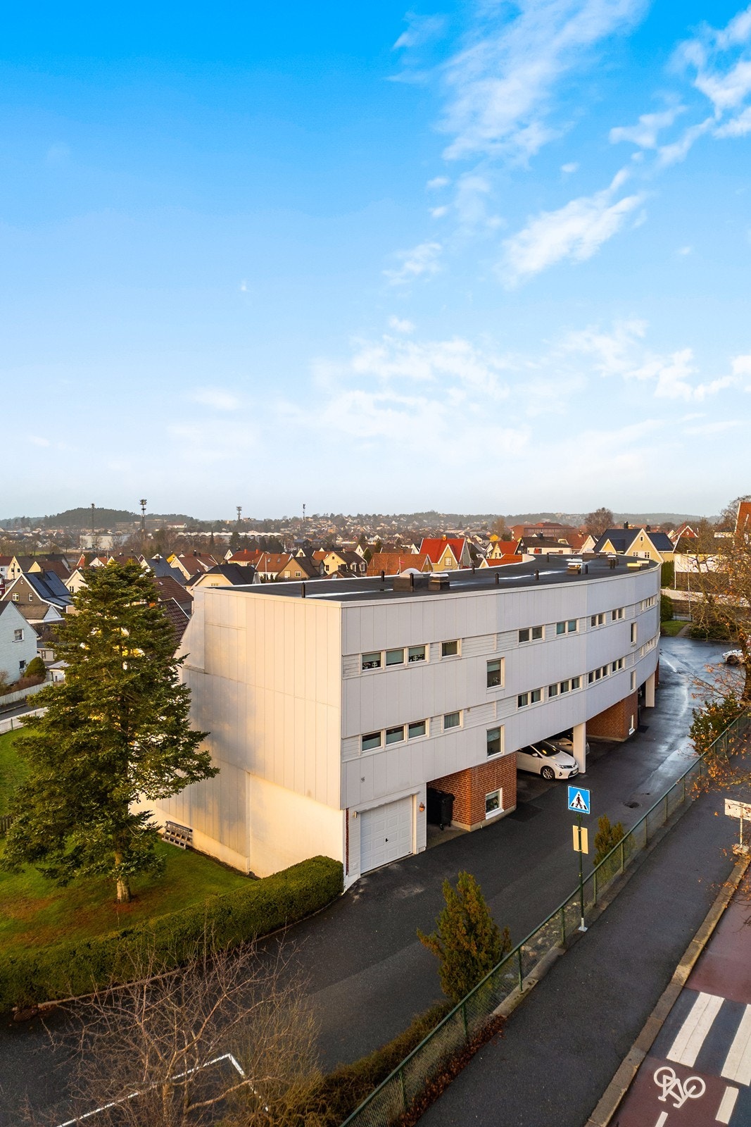 Bygningen har et tilnærmet flatt tak, renovert med pappdekke i 2015. Galleribilde