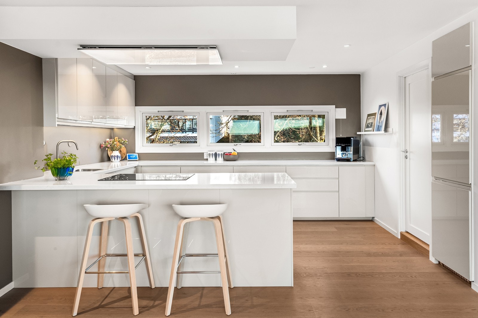 Store vinduer gir rikelig med naturlig lys til kjøkkenområdet. Galleribilde