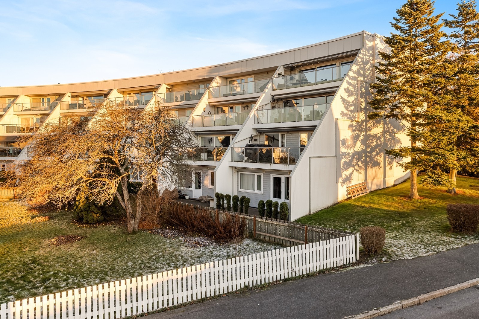 Balkongene har støpte dekker med tregulv for komfort. Galleribilde