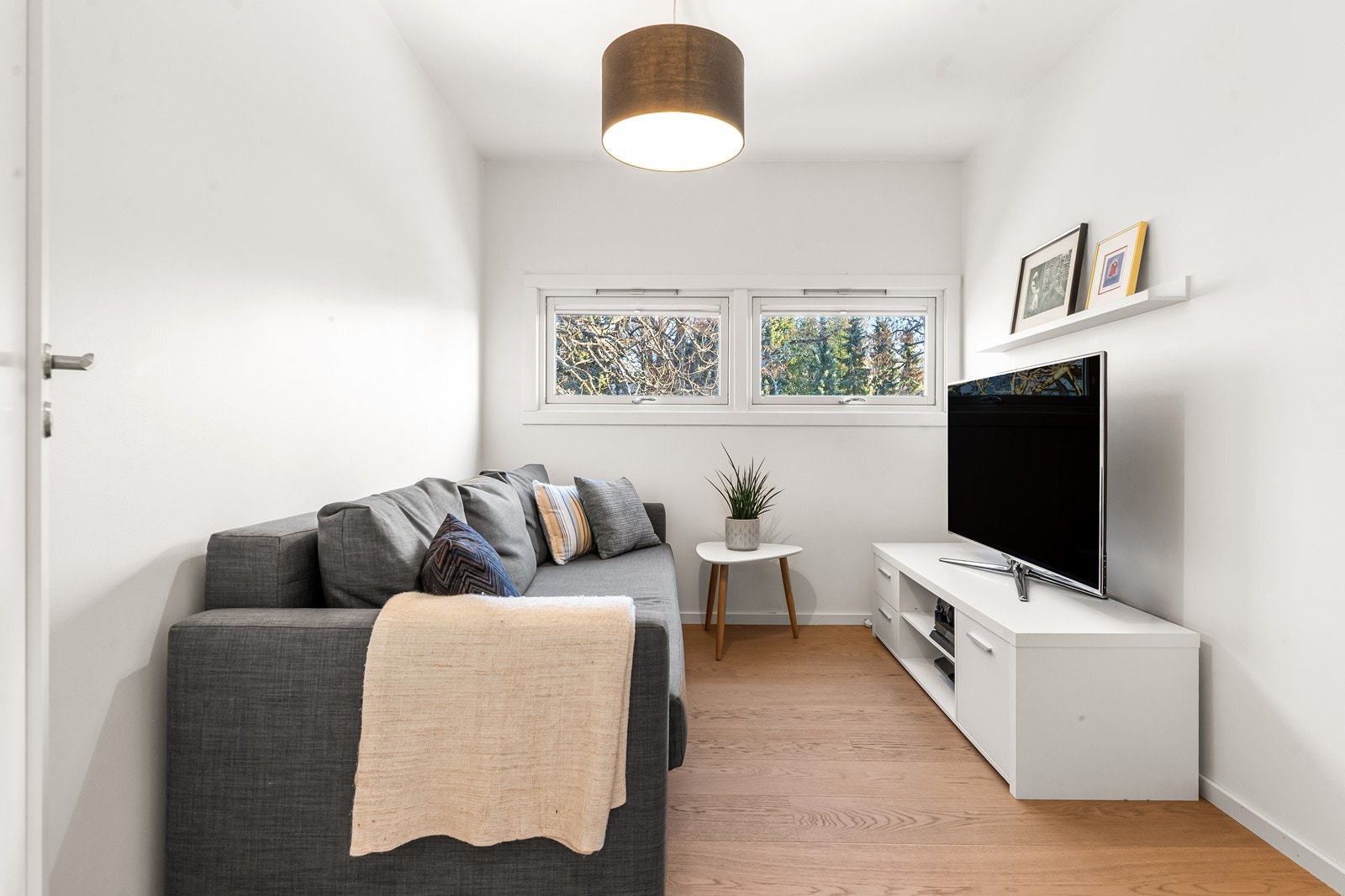 Malte vegger og parkett gir rommet et moderne preg. Galleribilde