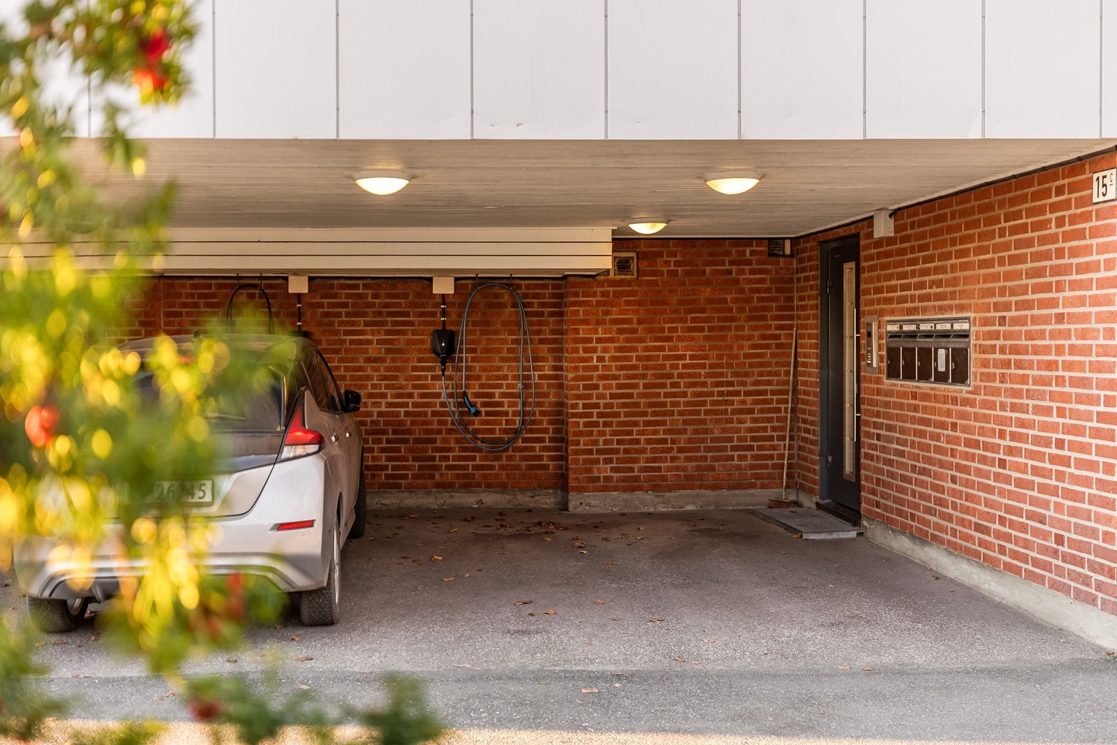 Oppstillingsplass under tak gir beskyttelse for kjøretøyet. Galleribilde