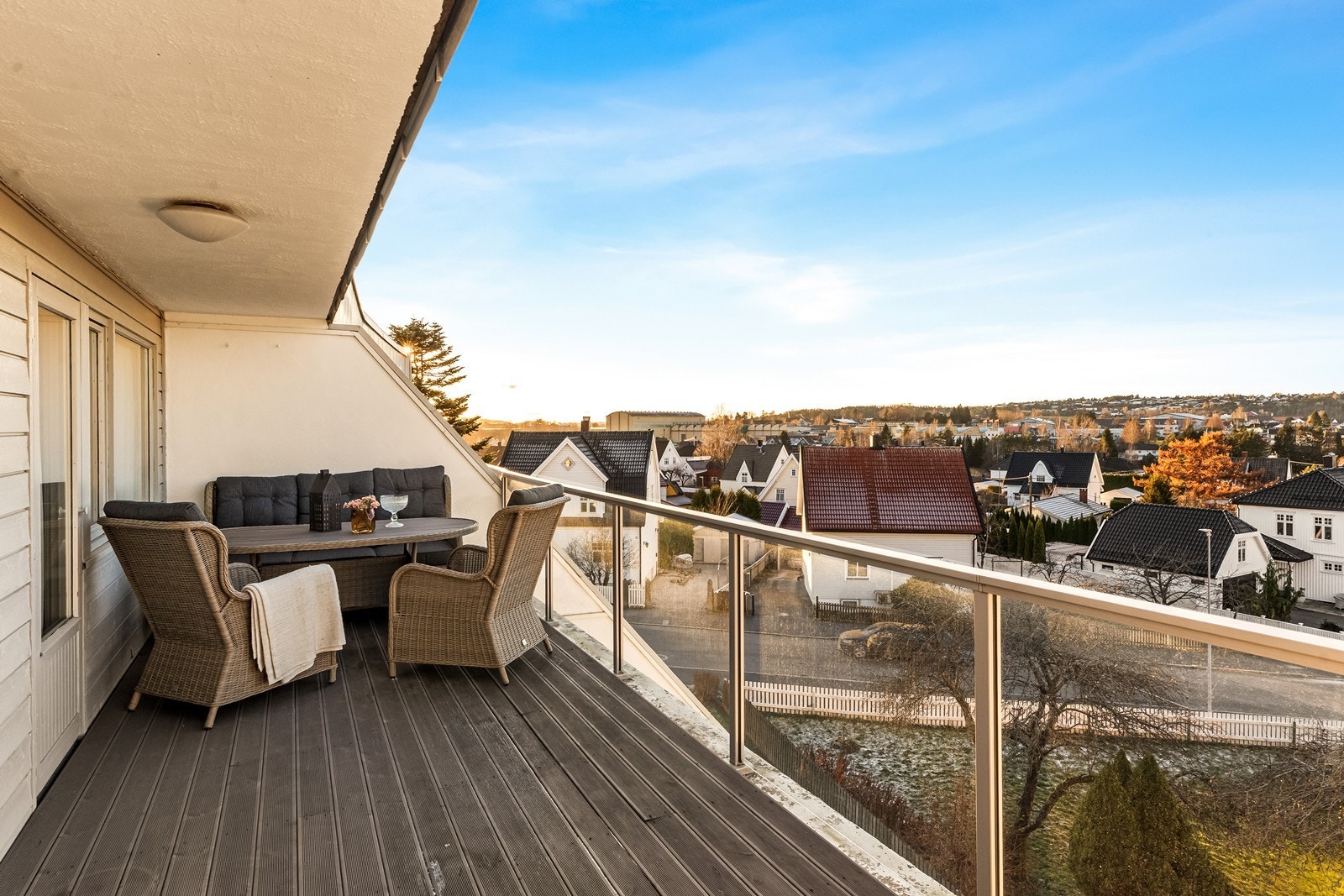 Utsikt fra balkongen mot grøntområde gir en avslappende atmosfære. Galleribilde