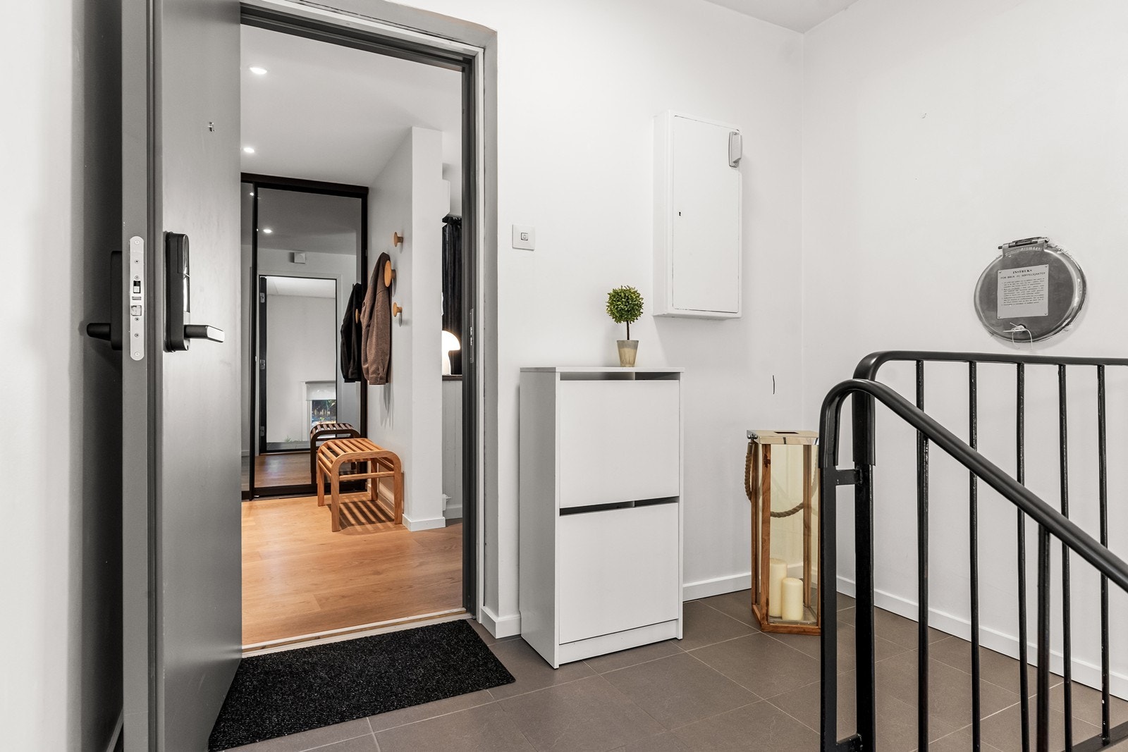 Felles trapp i betong med metallrekkverk leder til en innbydende entré. Galleribilde