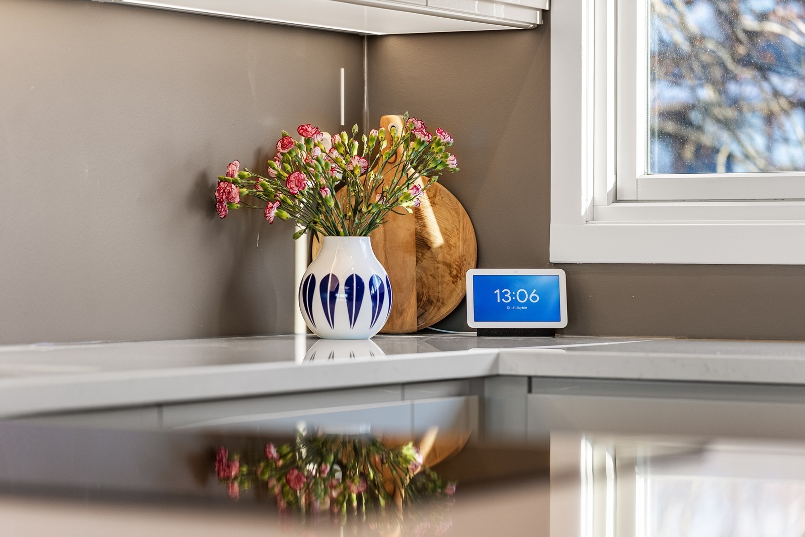 Stein benkeplate gir en solid arbeidsflate på kjøkkenet. Galleribilde