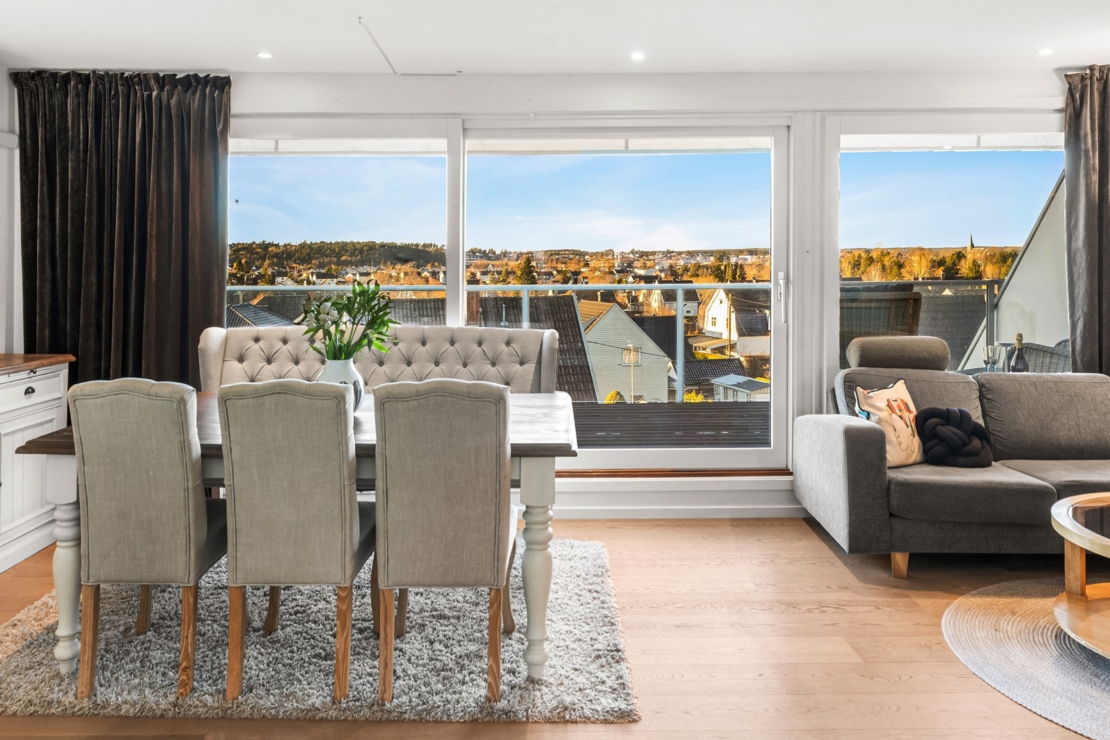 Balkongen har glassrekkverk og tregulv, perfekt for utendørs avslapning. Galleribilde