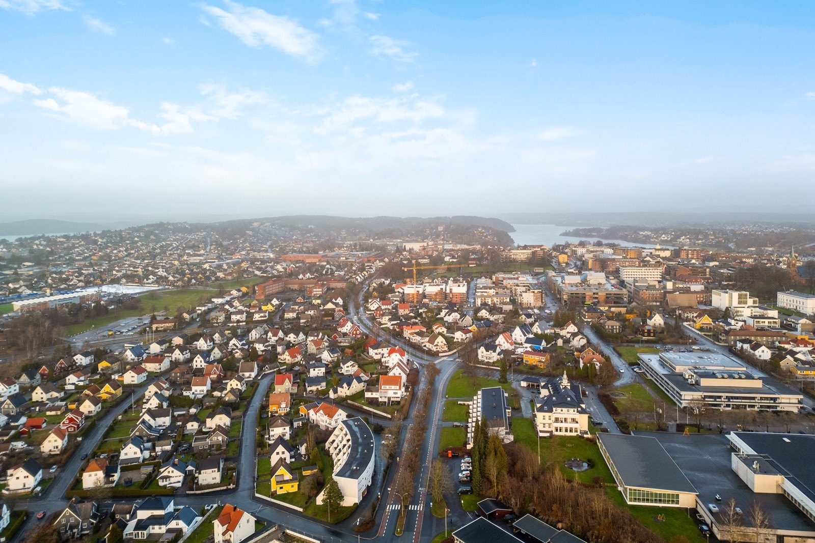 Oversiktsbilde viser nærhet til sentrum og lokale fasiliteter. Galleribilde
