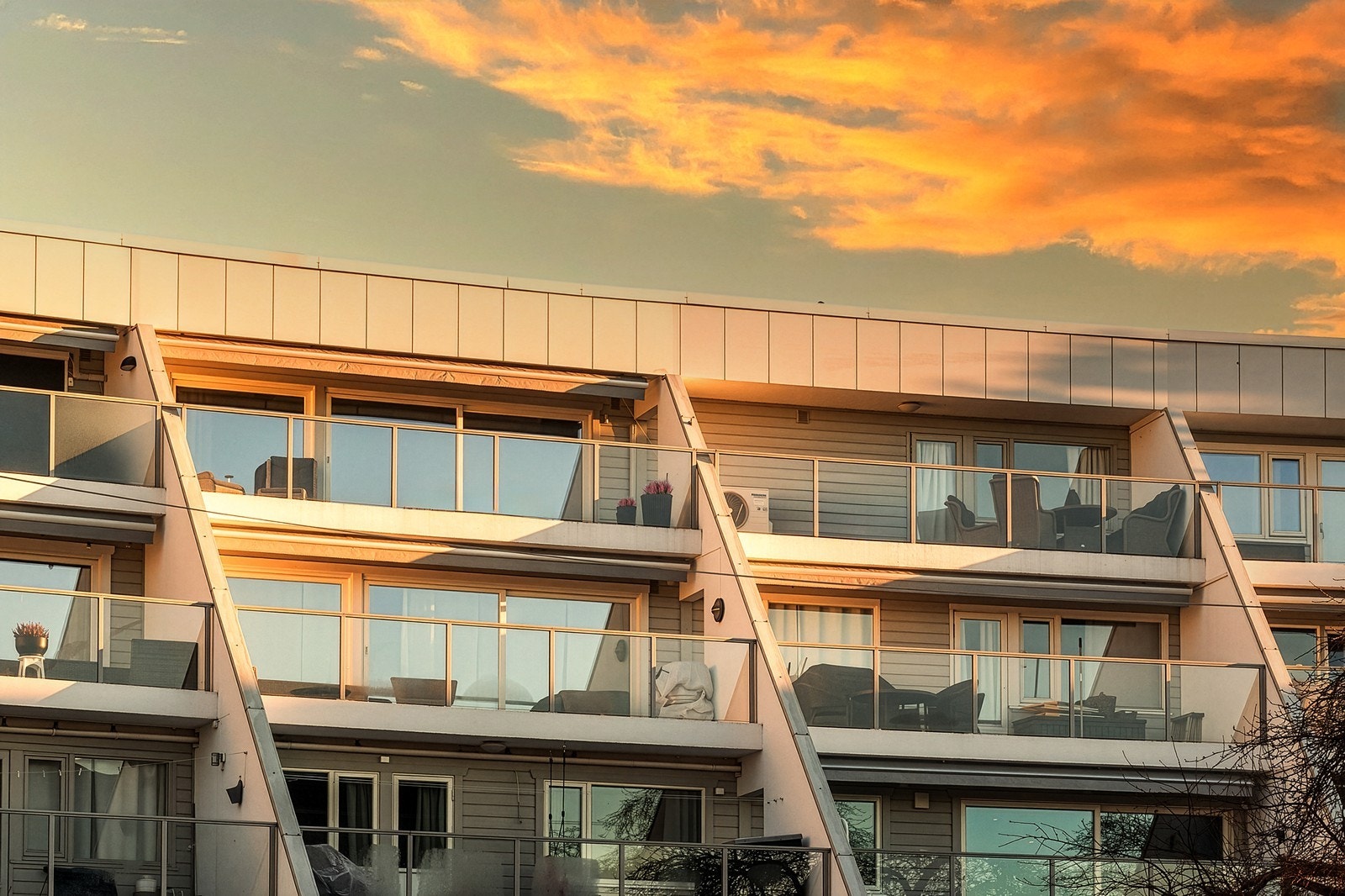 Store vindusflater og glassrekkverk gir lys og utsikt fra balkongene. Galleribilde