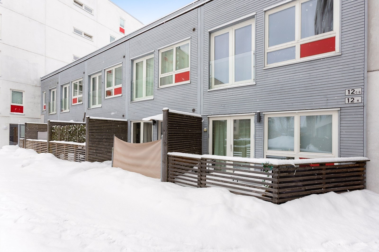 Bygget har en moderne fasade og felles utearealer som er pent opparbeidet. Galleribilde