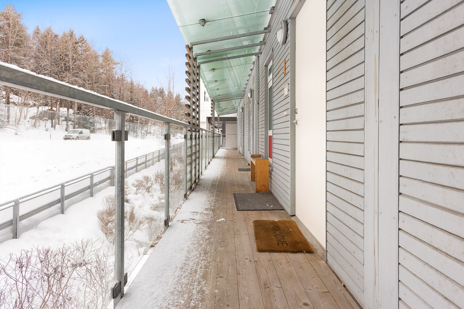 Leiligheten har adkomst via en overbygget og skjermet svalgang. Galleribilde