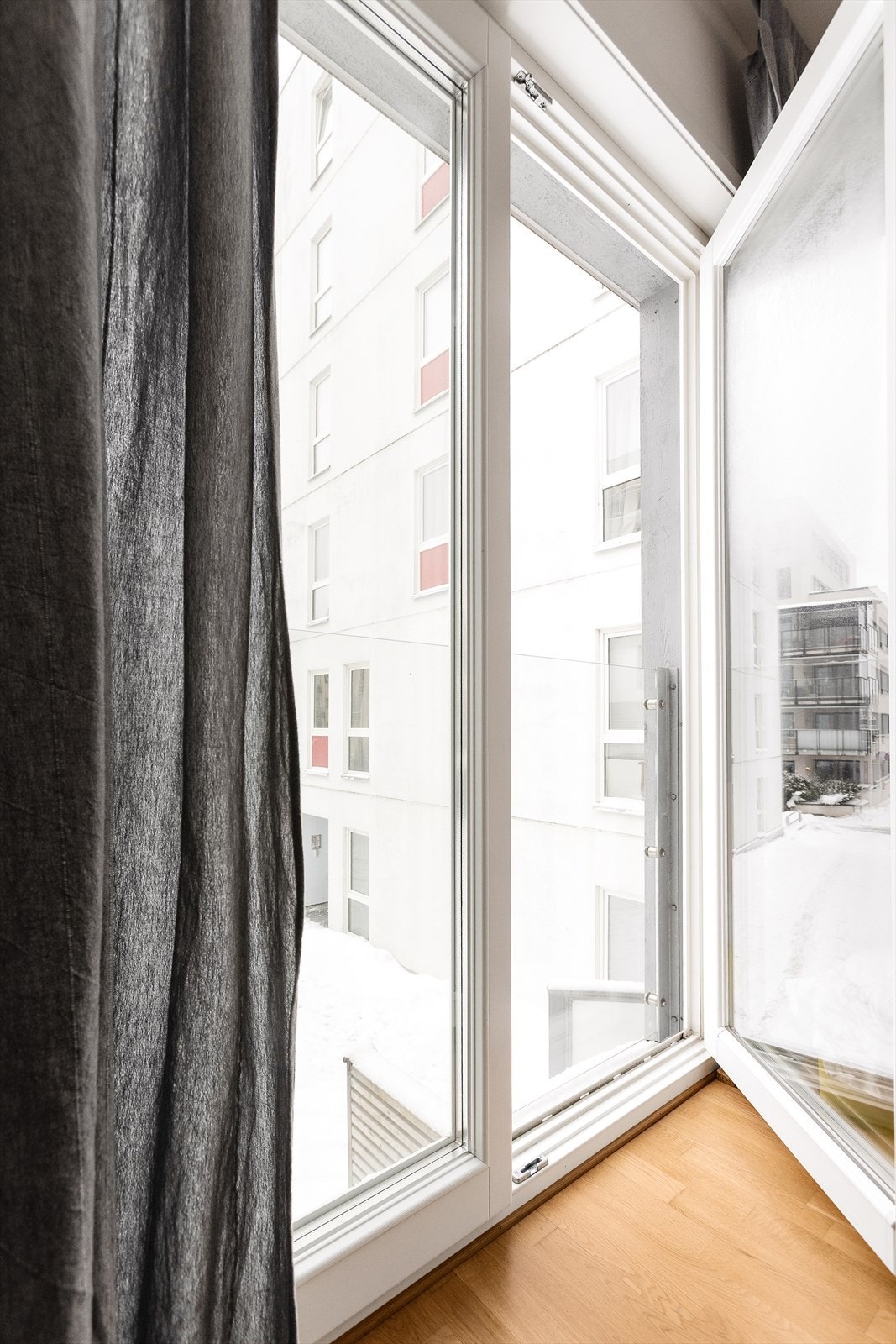 Den franske balkongen slipper rikelig med dagslys inn i leiligheten. Galleribilde