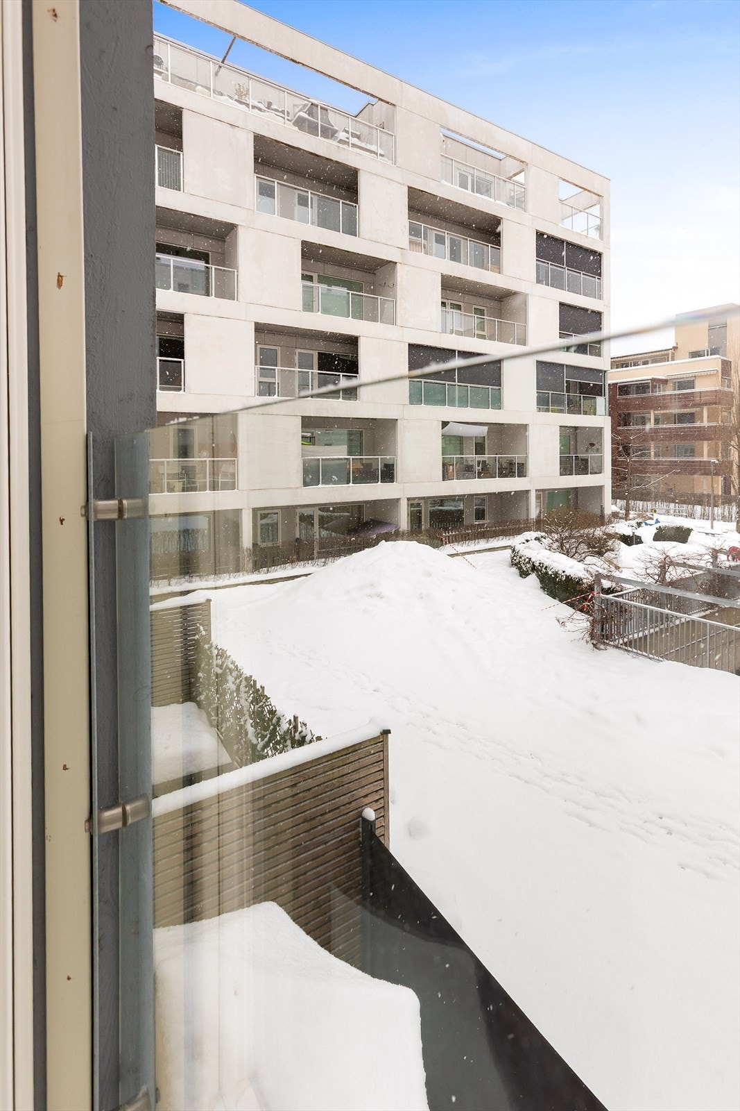 Fra leiligheten er det utsyn mot fellesarealer og nærliggende bebyggelse. Galleribilde