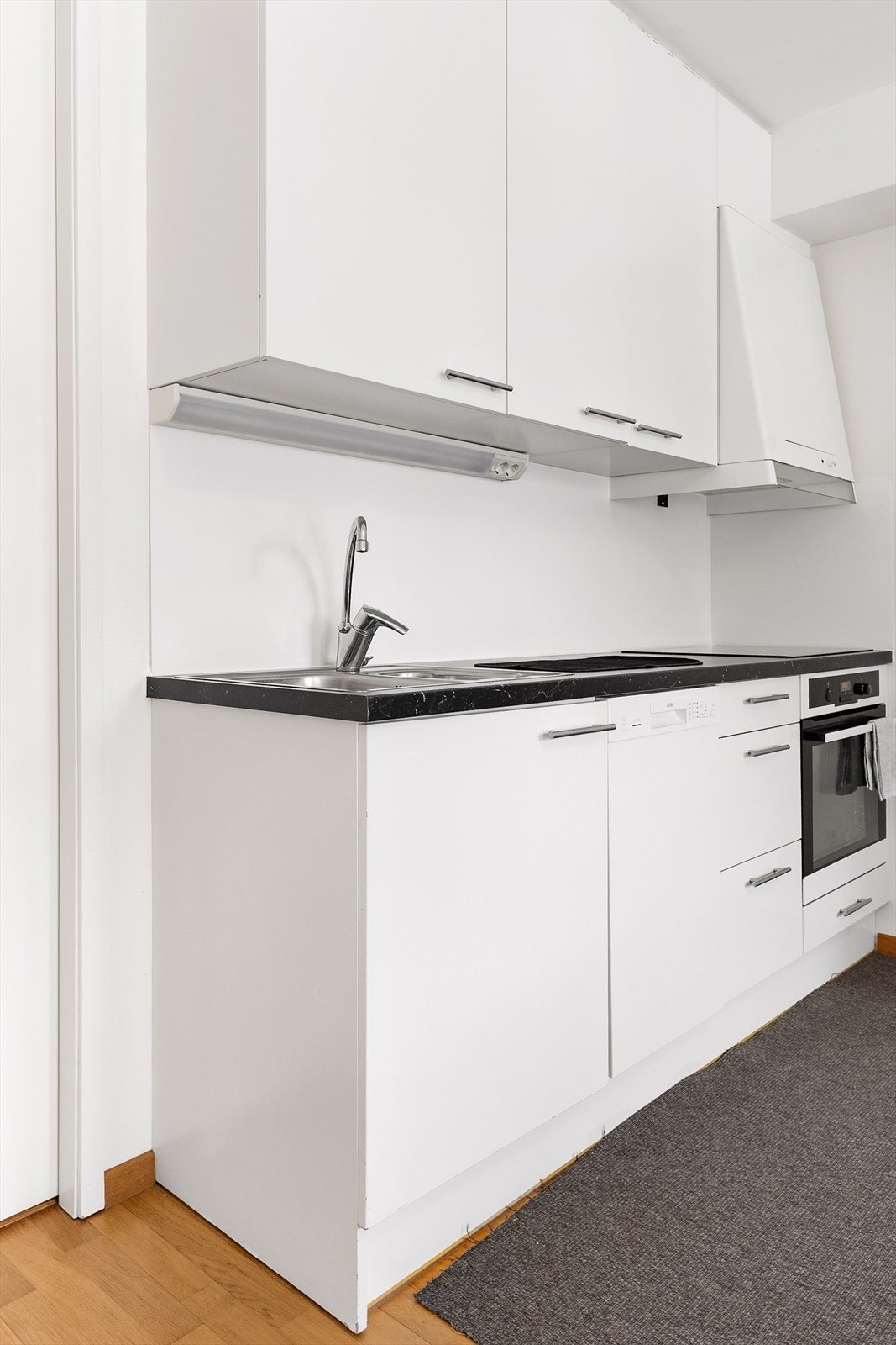 Kjøkkenet er utstyrt med integrert stekeovn, keramisk topp og oppvaskmaskin. Galleribilde