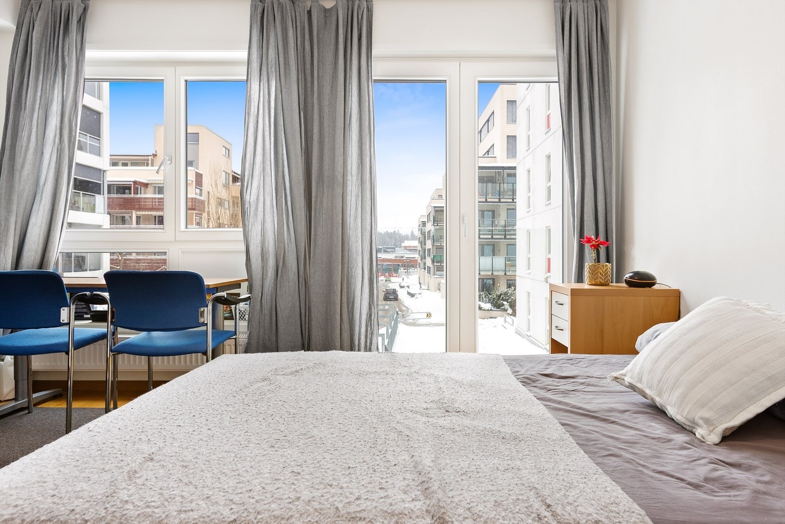 Store vindusflater og utgang til fransk balkong gir en luftig atmosfære. Galleribilde