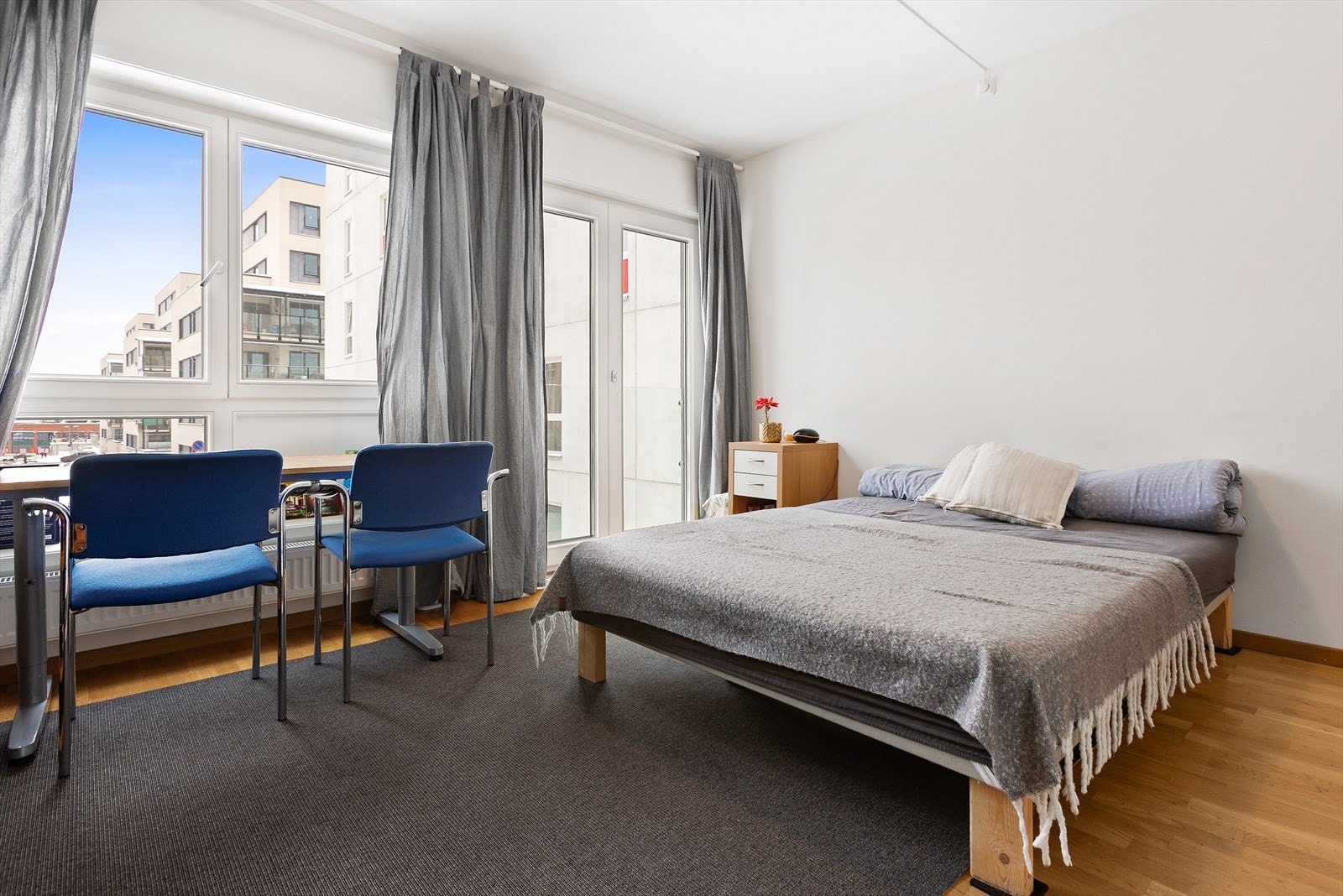 Stuen har plass til både sofagruppe og spiseplass. Galleribilde