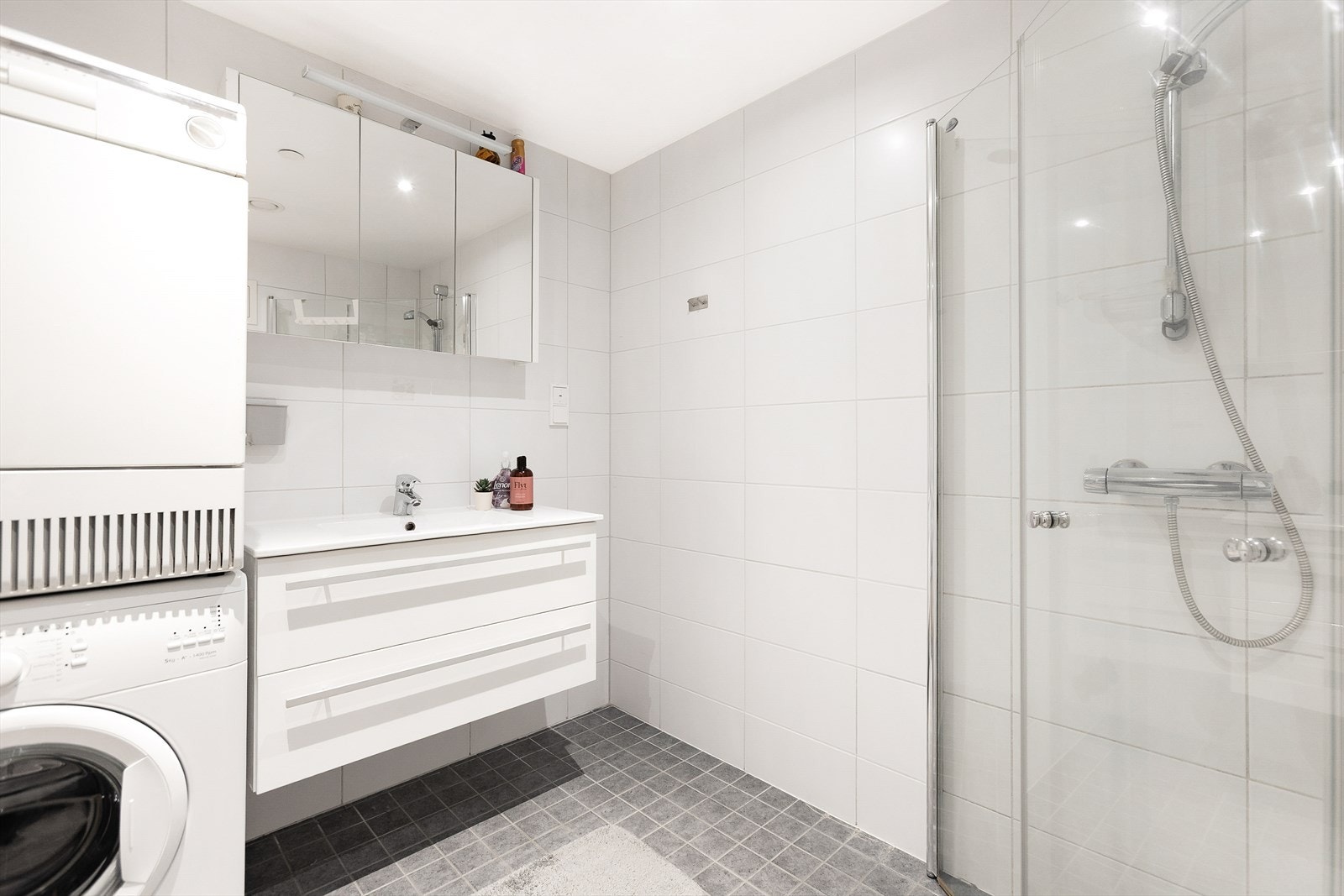 Helfliset bad med opplegg for vaskemaskin og tørketrommel. Galleribilde