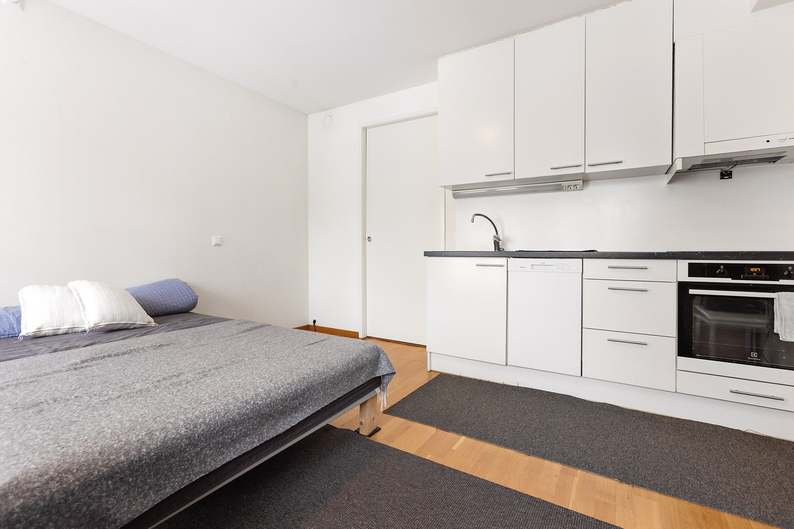 Kjøkkenet er en integrert del av oppholdsrommet. Galleribilde