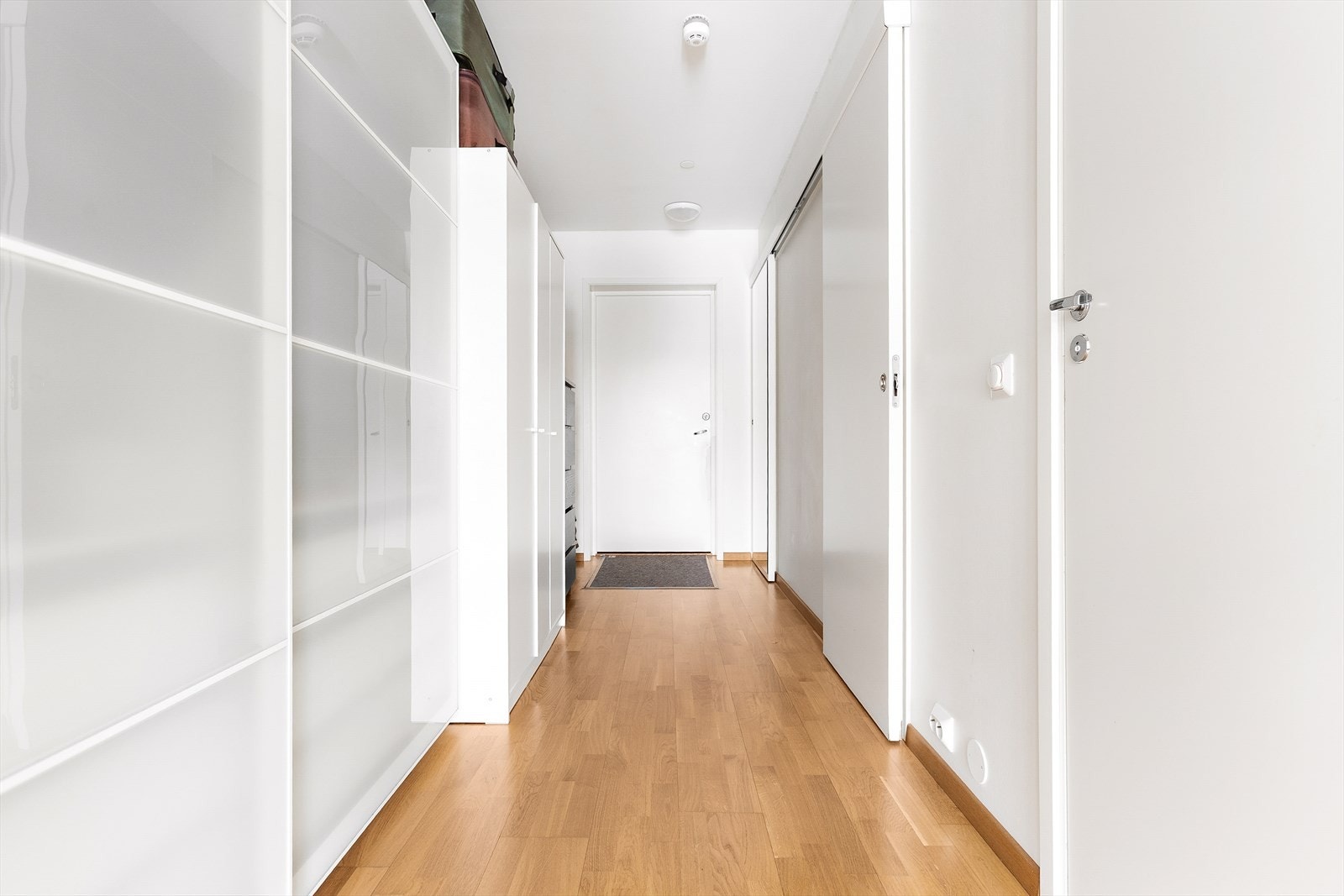 Innbydende entré med god plass til oppbevaring av yttertøy. Galleribilde