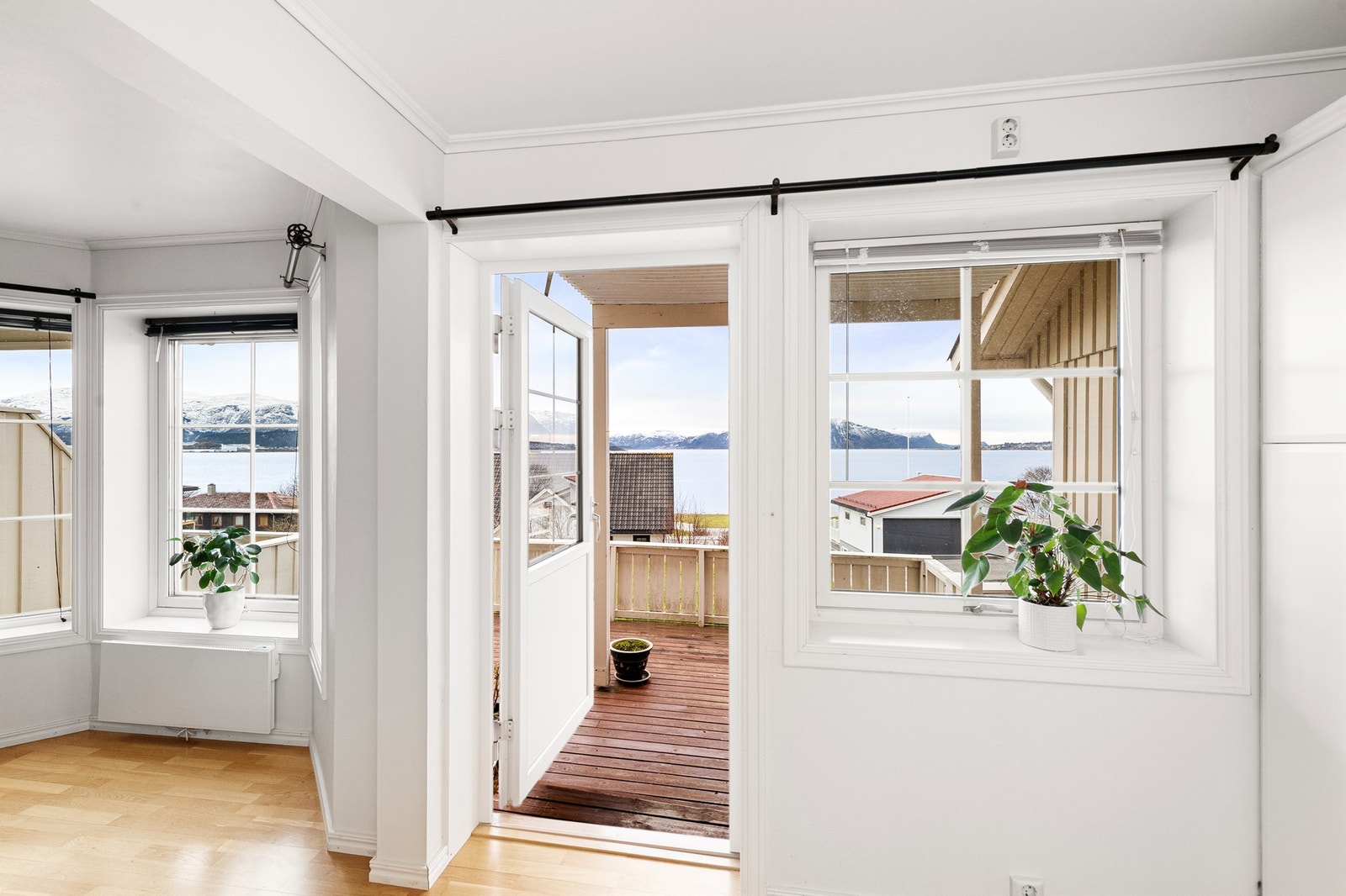 Utgang fra kjøkken til stor terrasse Galleribilde