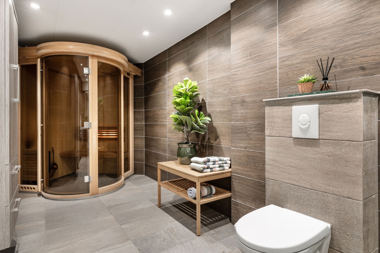 Pent bad i underetasjen med steinfliser på gulvet Galleribilde