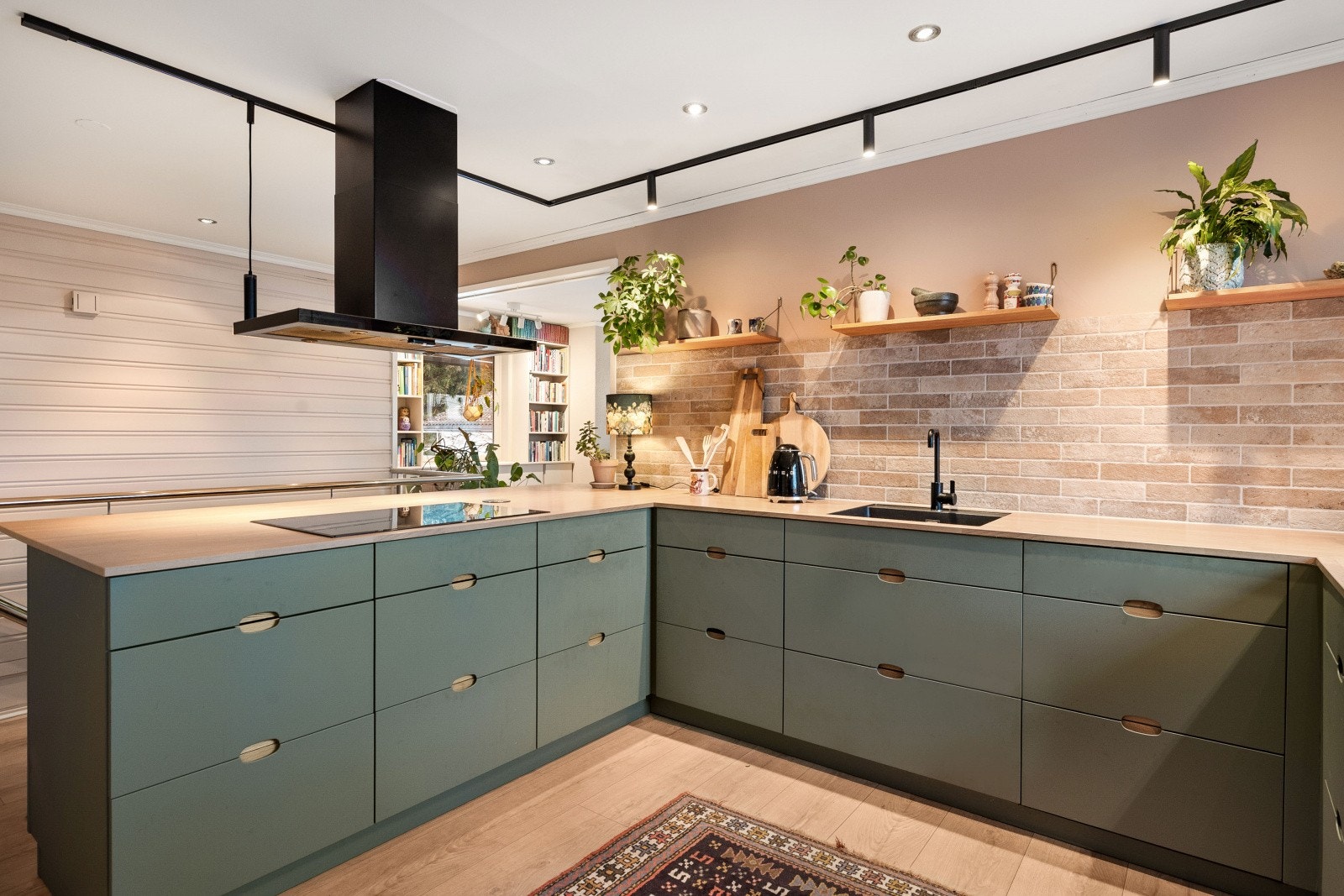 Moderne innredning med slette fronter og integrerte hvitevarer Galleribilde