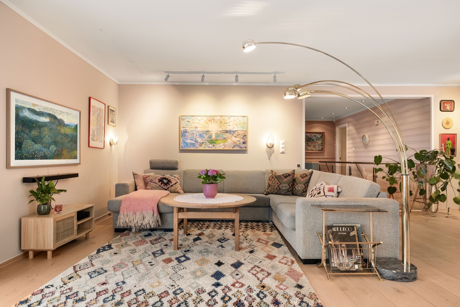 Svært romslig og åpen stue som gir gode møbleringsmuligheter Galleribilde