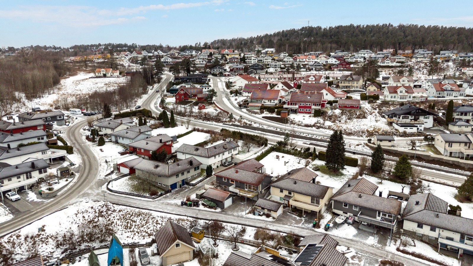 Området er attraktivt og boligen har meget gode solforhold. I tillegg til en flott usjenert og opparbeidet hage Galleribilde