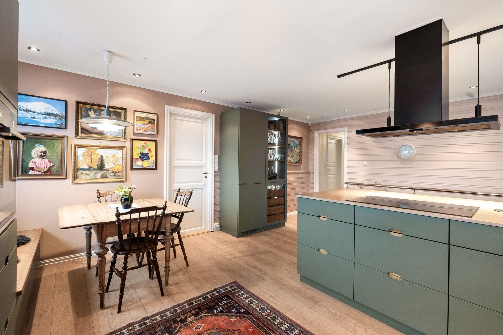 På kjøkkenet er det godt med oppbevaringsplass, i tillegg til en egen matbod Galleribilde