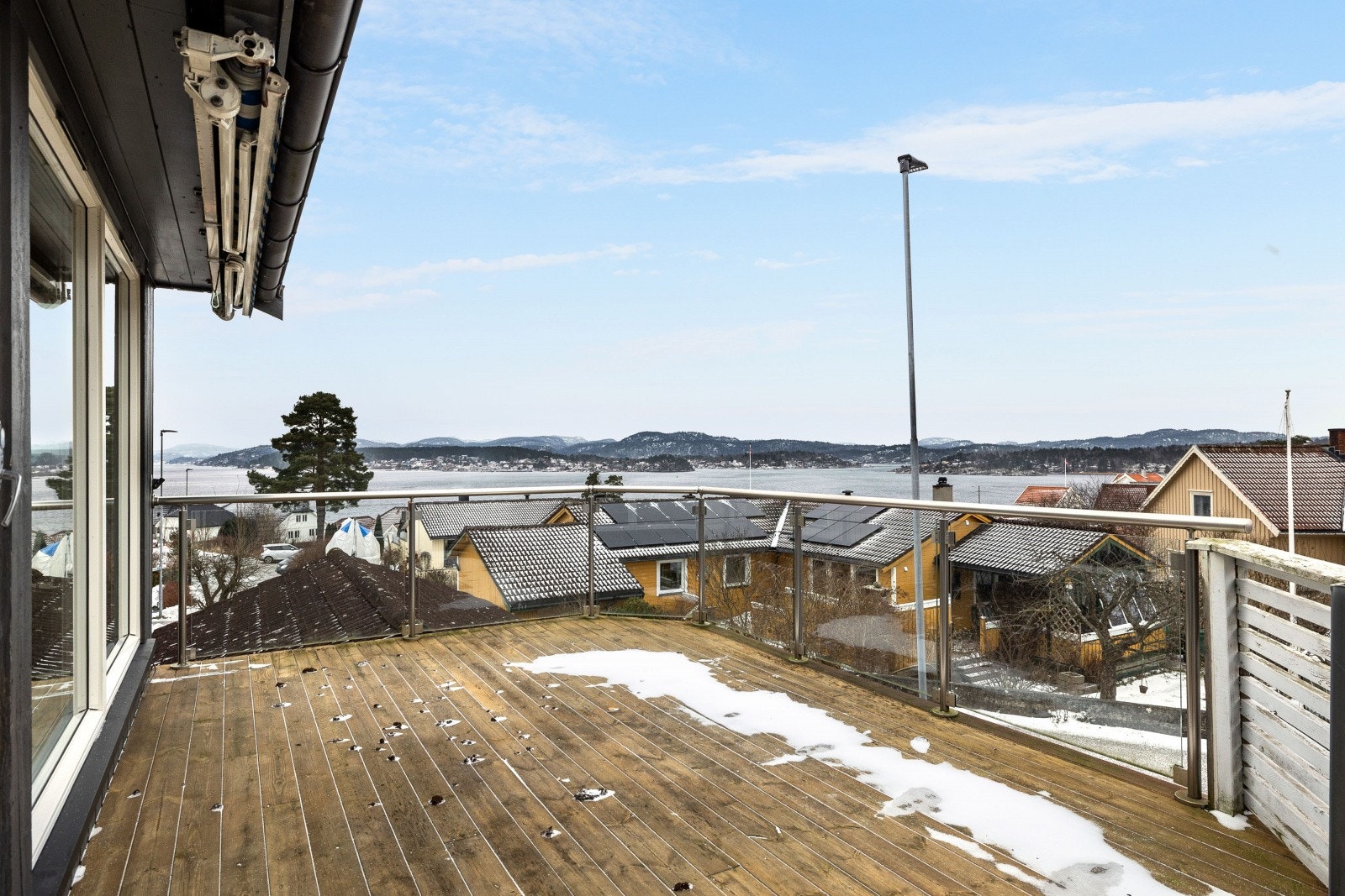 Stor veranda med nydelige solforhold fra morgen til kveld. God plass til utemøbler Galleribilde