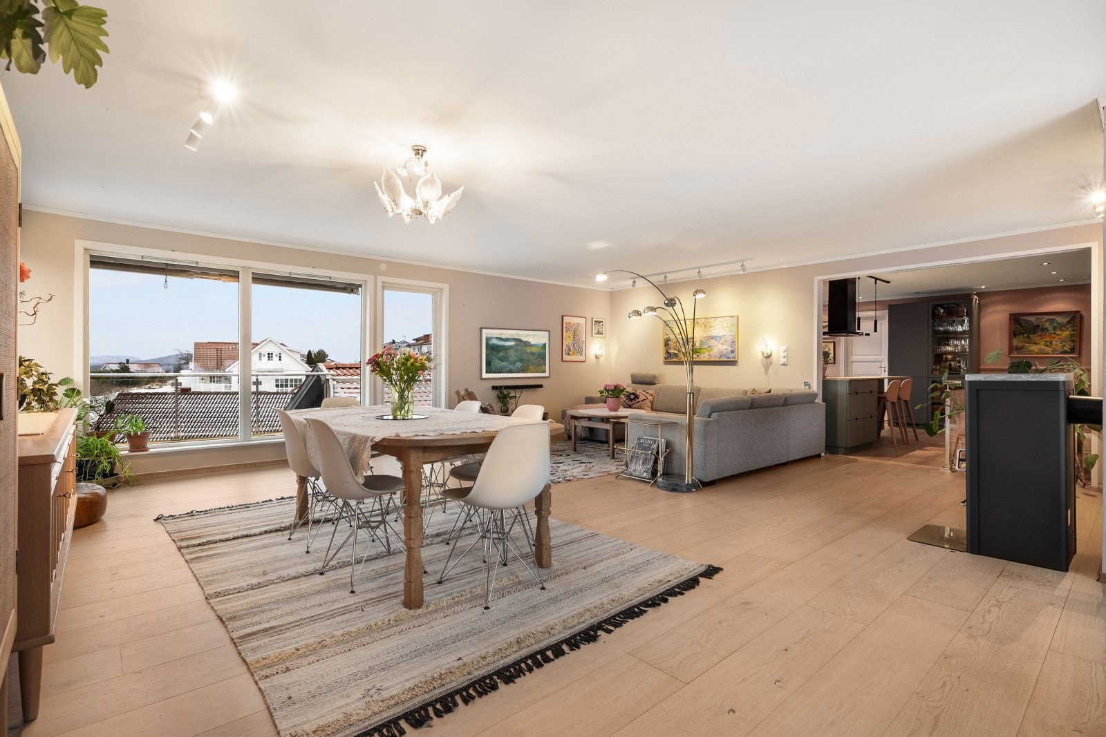 Romslig stue med varme farger og god plass til møblering. Fra stuen er det utgang til solrik veranda Galleribilde