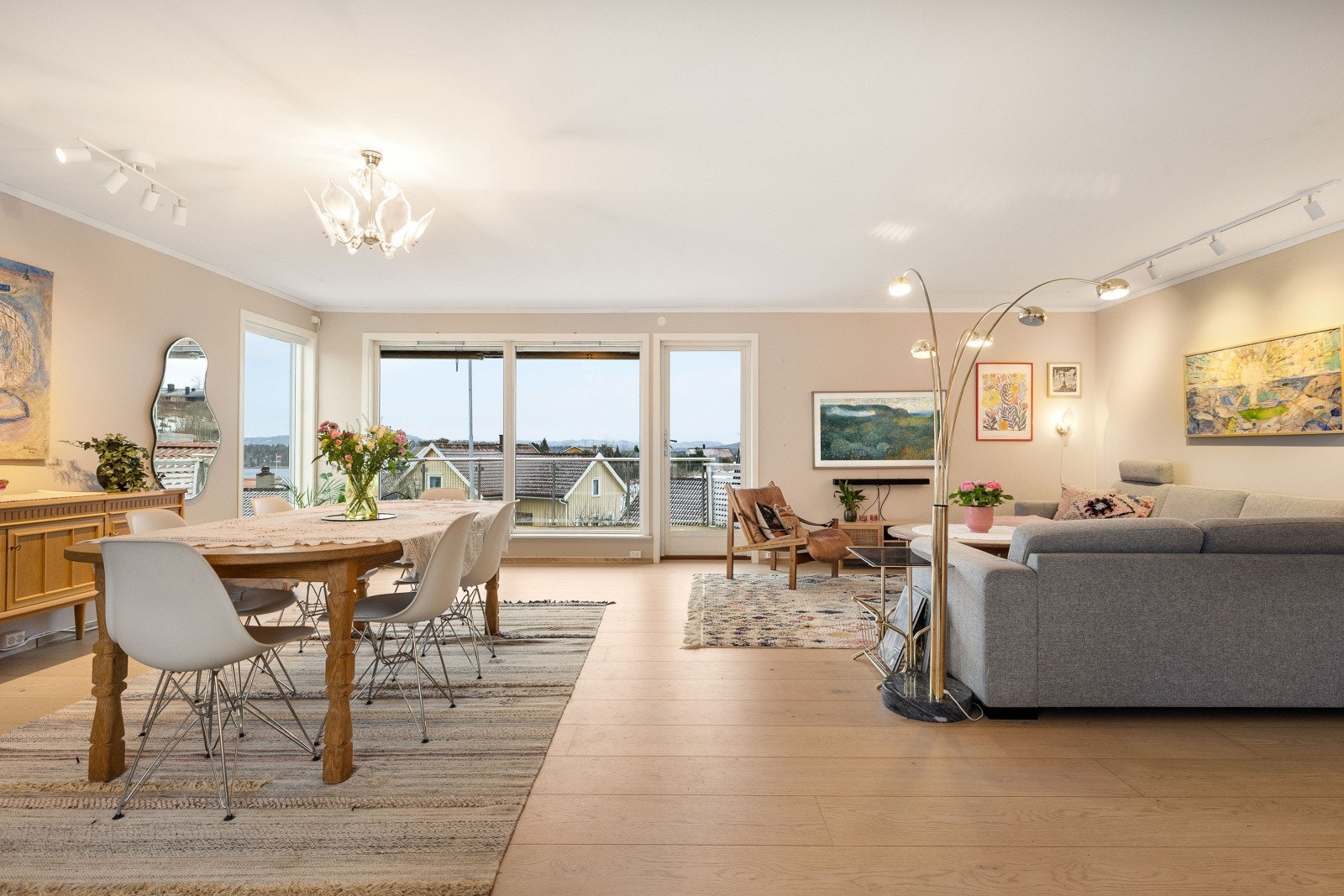 Velkommen til Tyrs vei 6! En innholdsrik og lys enebolig over to plan, med fire soverom og to garasjer Galleribilde