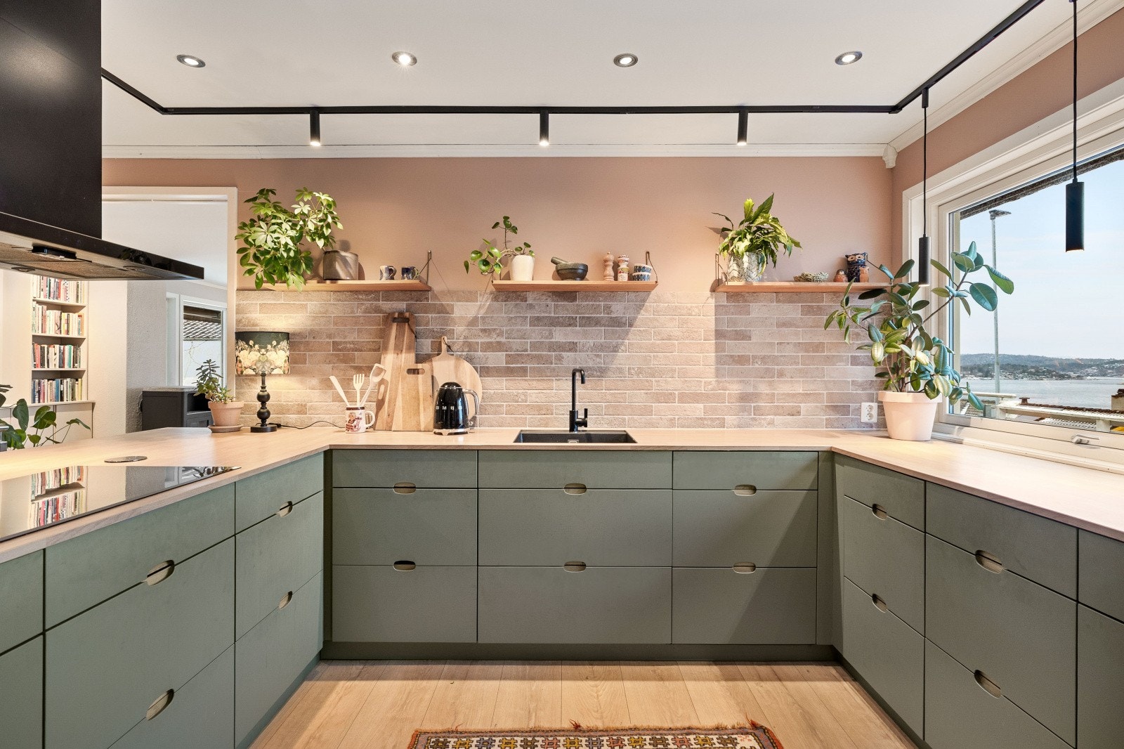 Delikat og stilrent kjøkken i naturlige farger, fantastisk utsikt og stor benkeplate Galleribilde