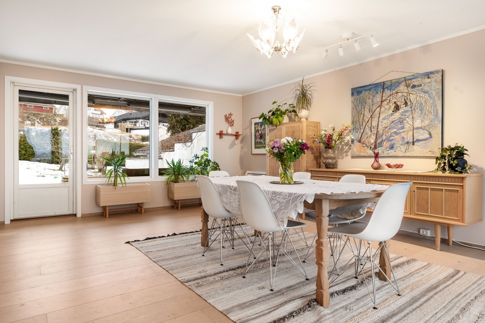 Spisegruppe med utgang til terrasse og hage på baksiden Galleribilde