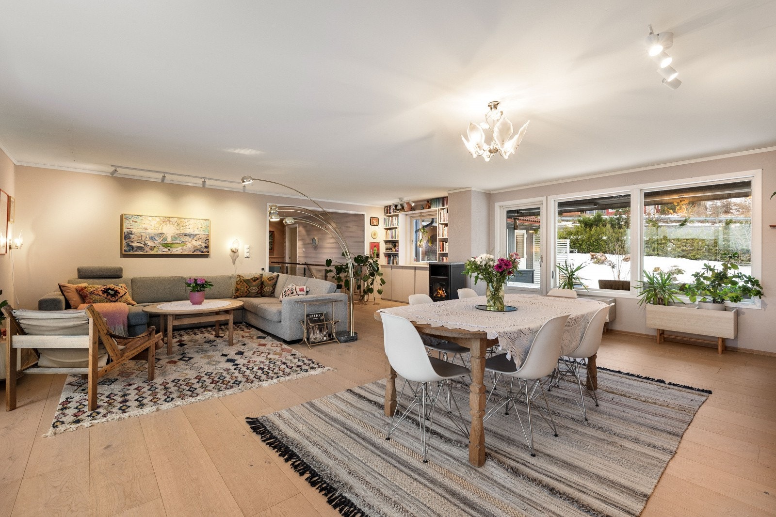 I tillegg til solrik veranda på fremsiden, er det utgang til en stor og usjenert hage og terrasse på baksiden Galleribilde