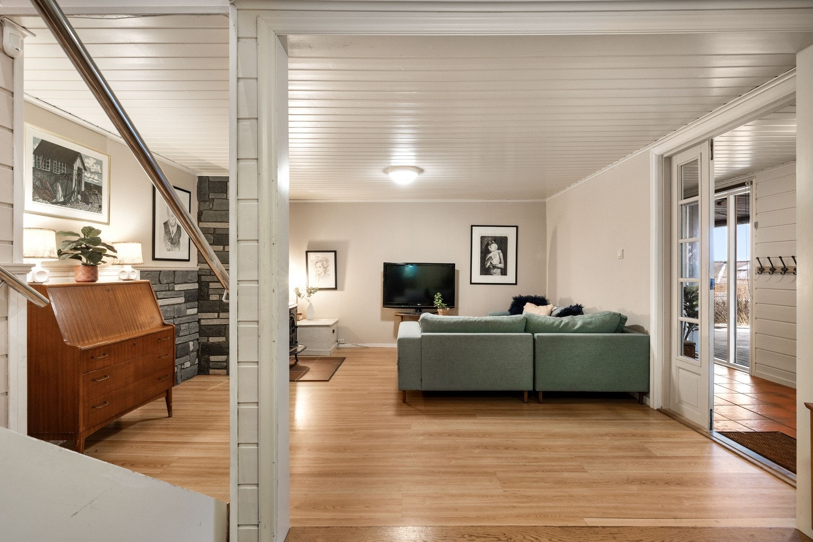 Koselig kjellerstue med peis. Parkett på gulv og slette vegger, panel i himling Galleribilde