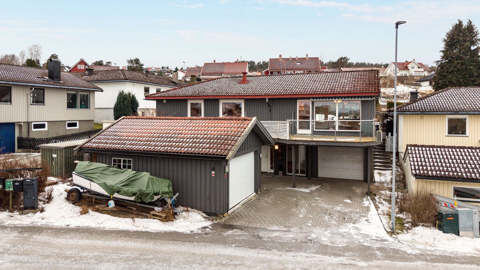 Tyrs vei 6 ligger i et stille og rolig nabolag på Eikstrand, mellom Stathelle og Langesund Galleribilde