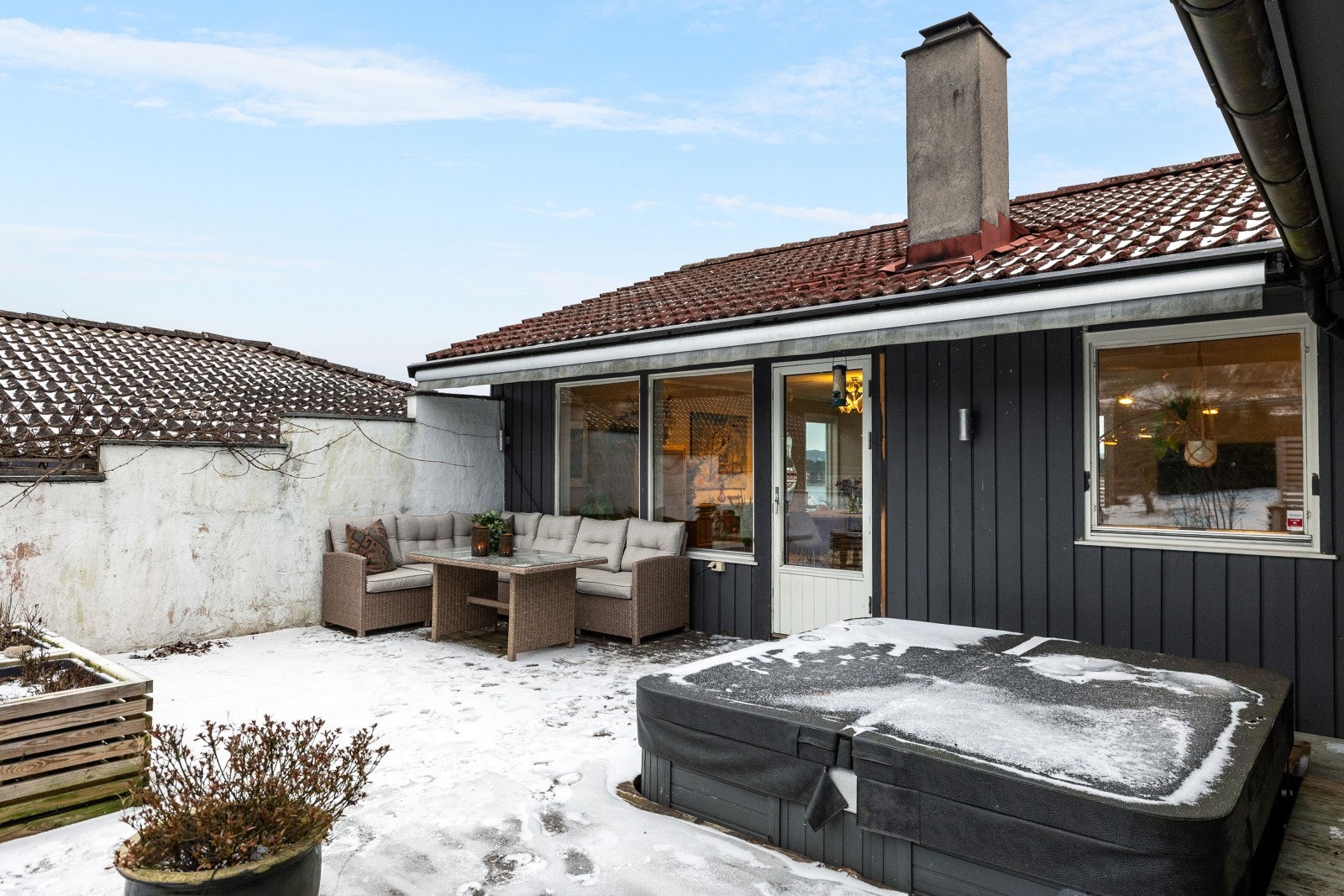 Nedfelt jacuzzi på terrassen Galleribilde