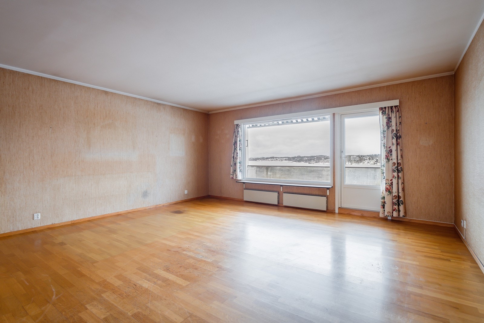 Romslig stue med vindusflater som slipper inn mye naturlig lys. Galleribilde