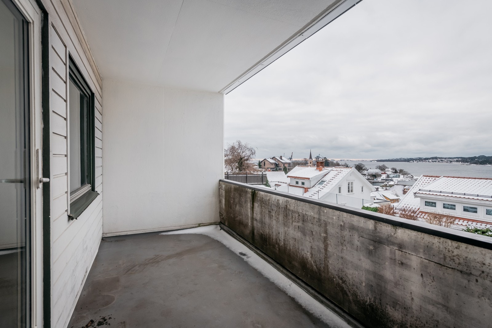 Terrasse med flott utsikt til det hyggelige boligområdet som omgir eiendommen. Galleribilde