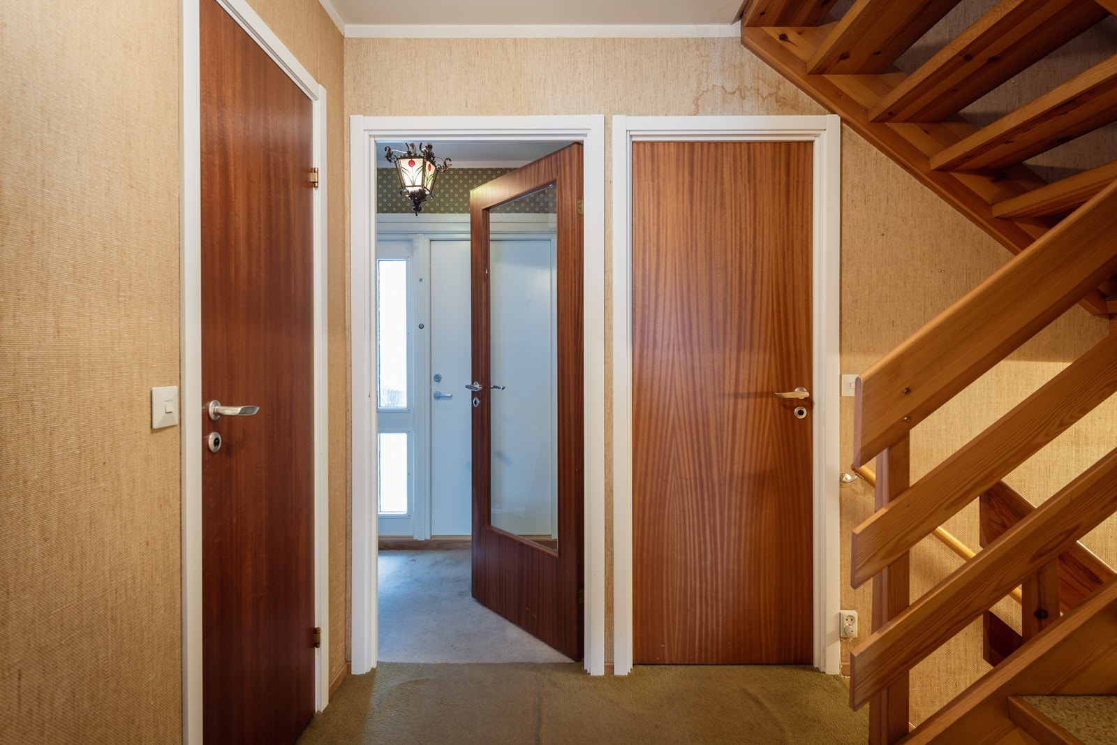 Fra gangen er det tilkomst til soverom, toalett, bod og bad, med trapp opp til stue og kjøkken som ligger i boligens 2 etg. Galleribilde