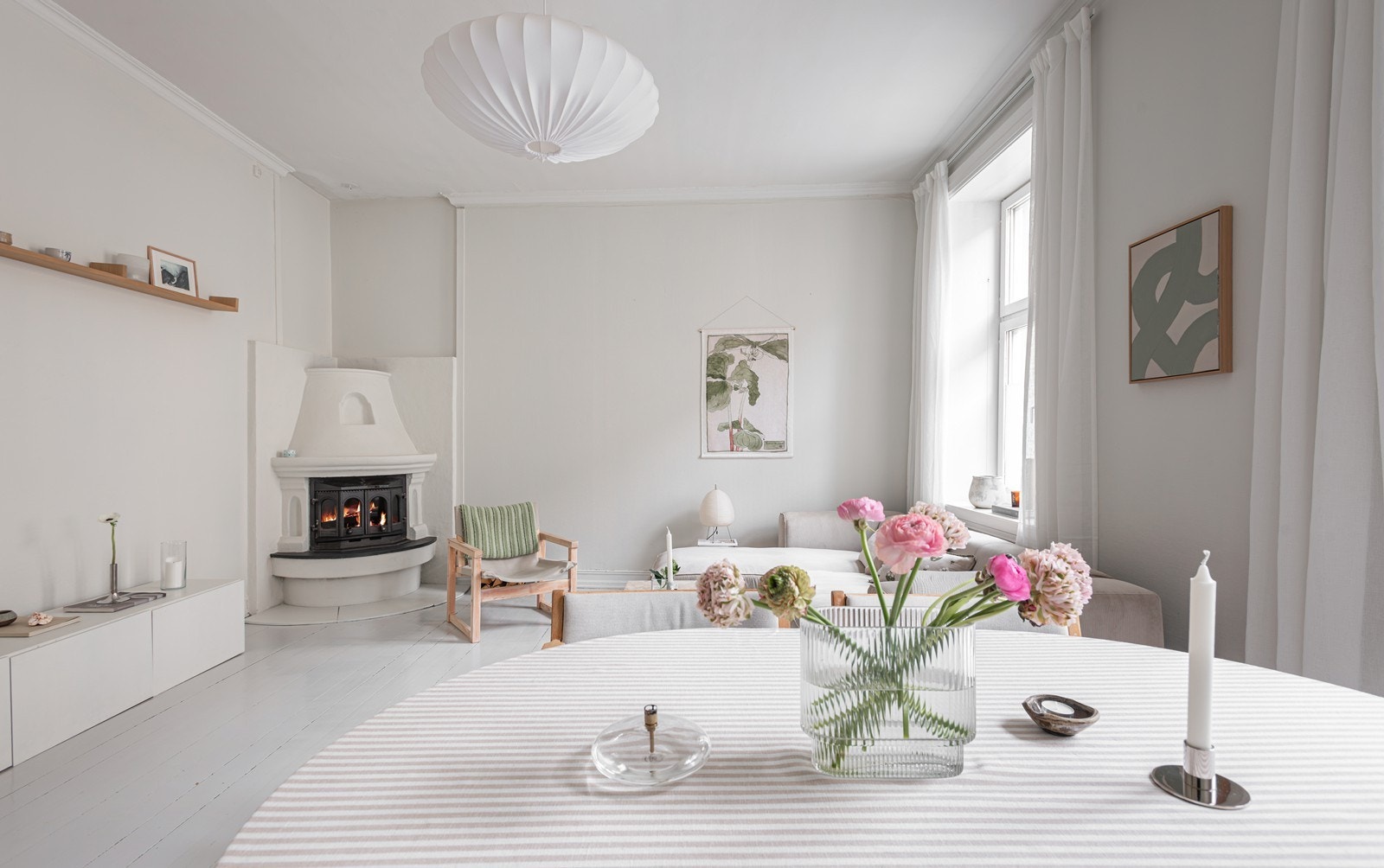 Leiligheten inneholder en romslig stue med peis, praktisk separat kjøkken, soverom som vender inn mot rolig og grønn bakgård, flott flislagt bad og en innbydende entré Galleribilde