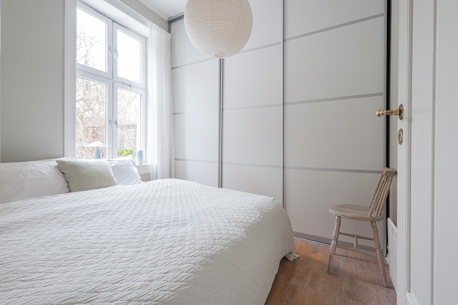 Soverommet er lyst og innbydende og vendt mot rolig bakgård. Leiligheten er malt i moderne, tidløse farger Galleribilde