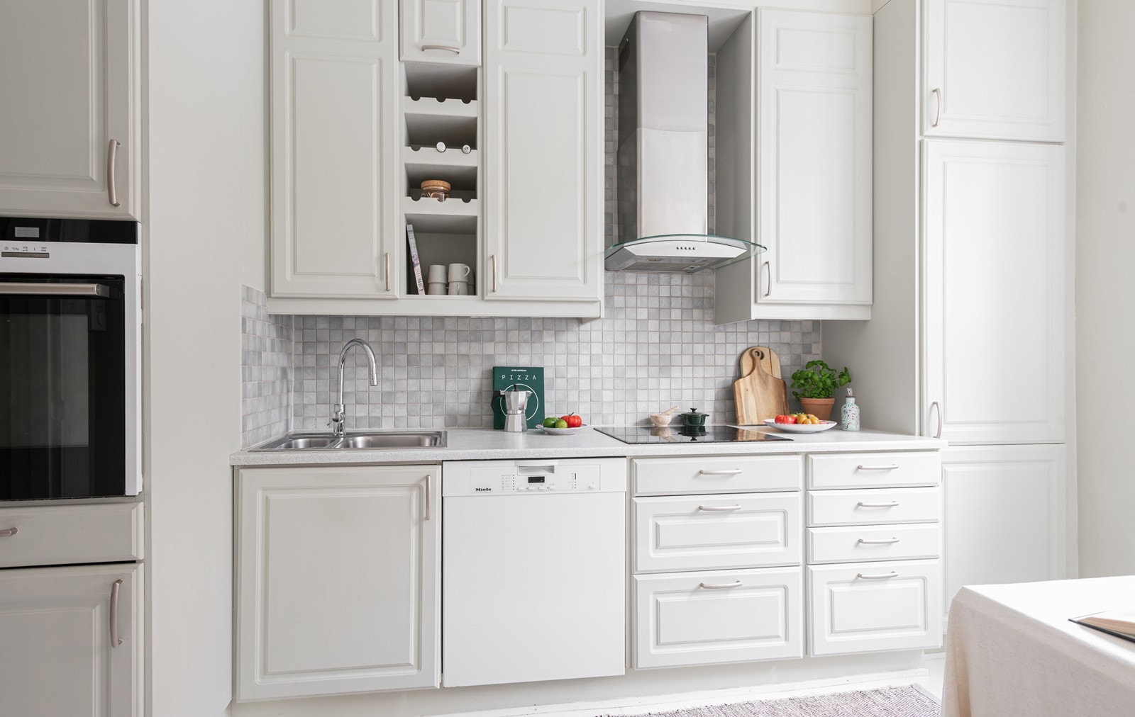 Det er integrert kjøl/fryseskap, stekeovn og platetopp Galleribilde