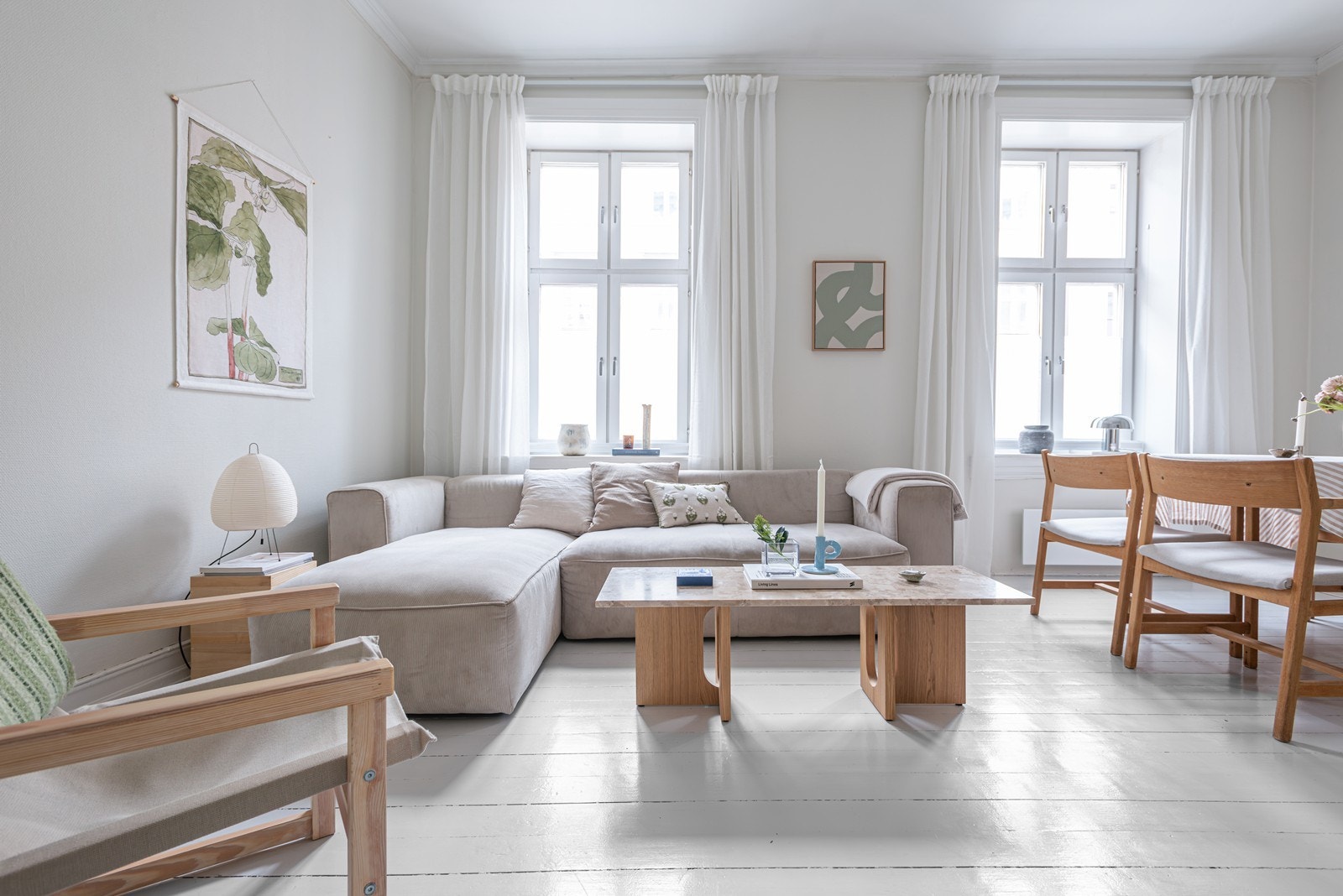 I stuen er det plass til sofa, sofabord, tv-benk, spisebord og det man ellers skulle ønske av møblement Galleribilde