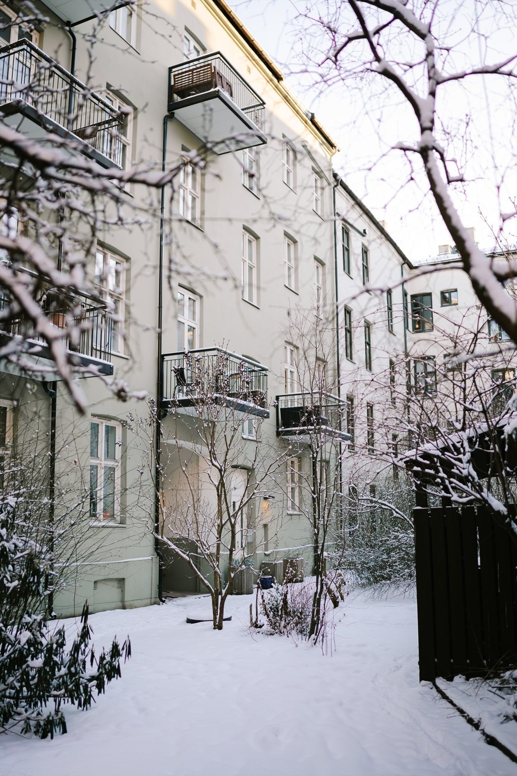 Pen opparbeidet tomt med grøntarealer og beplantning på sommerstid Galleribilde
