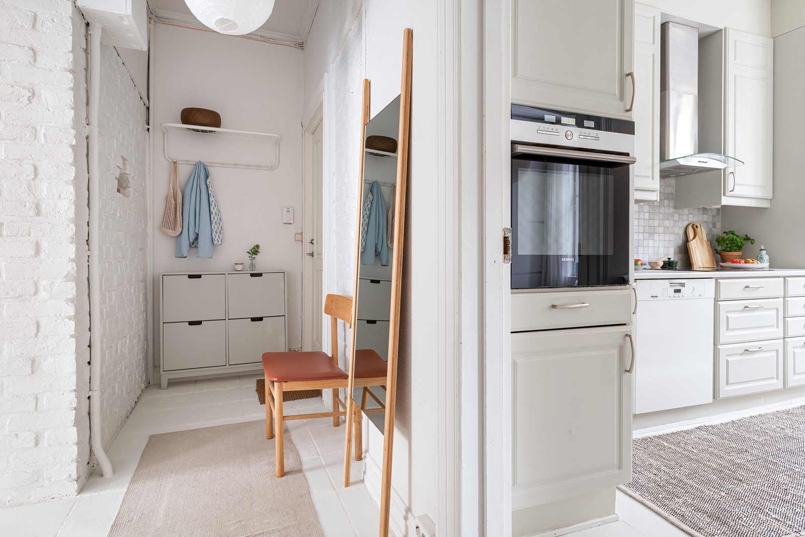 Innbydende entré som deler opp boligens øvrige rom Galleribilde