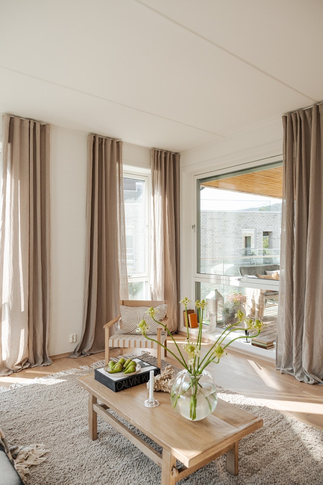 Stue og kjøkken vender mot sør, noe som sørger for en fin solgang i oppholdsrommene gjennom hele dagen. Galleribilde