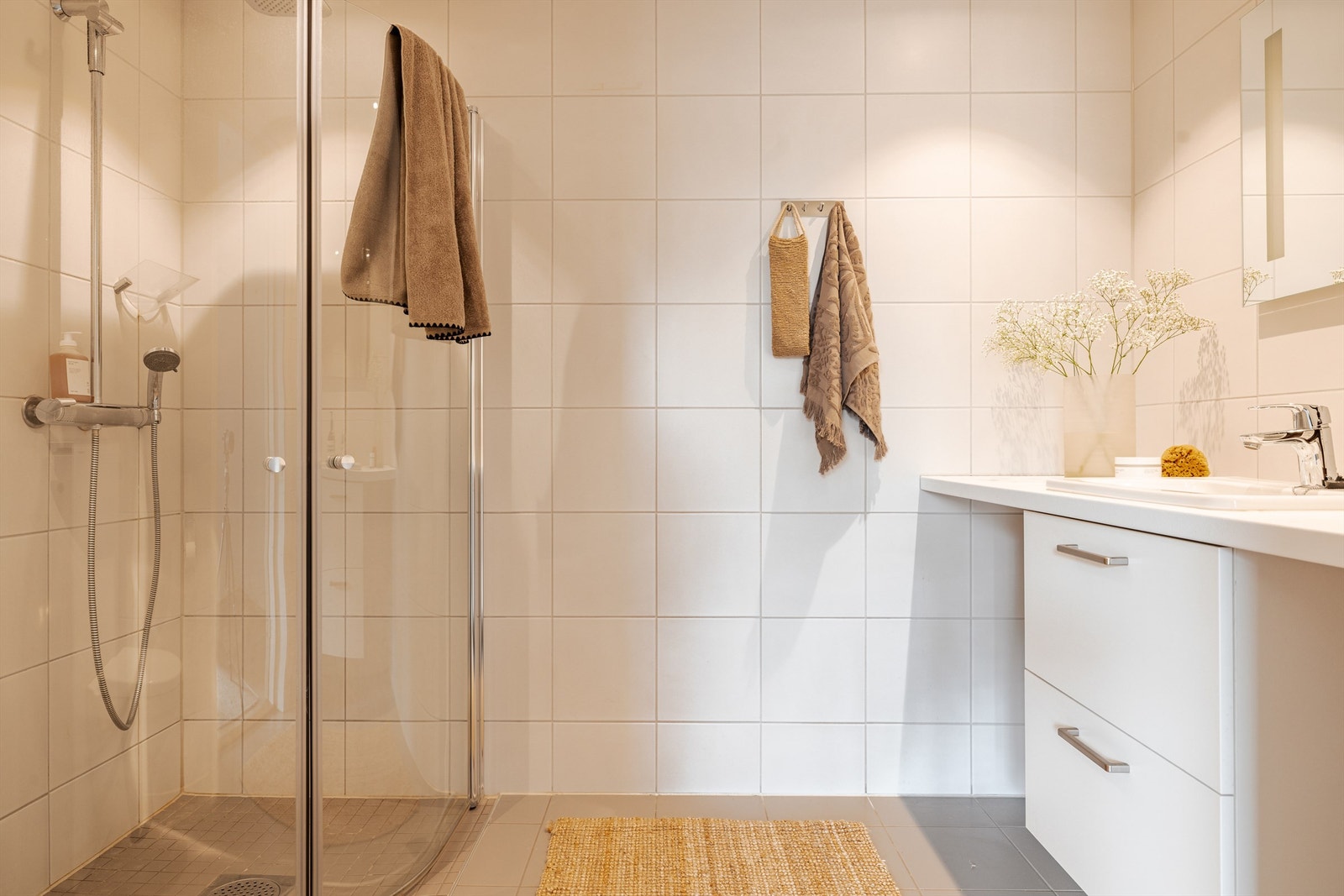 Delikat baderom fra 2018 med varme i gulv og downlights belysning i tak. Galleribilde