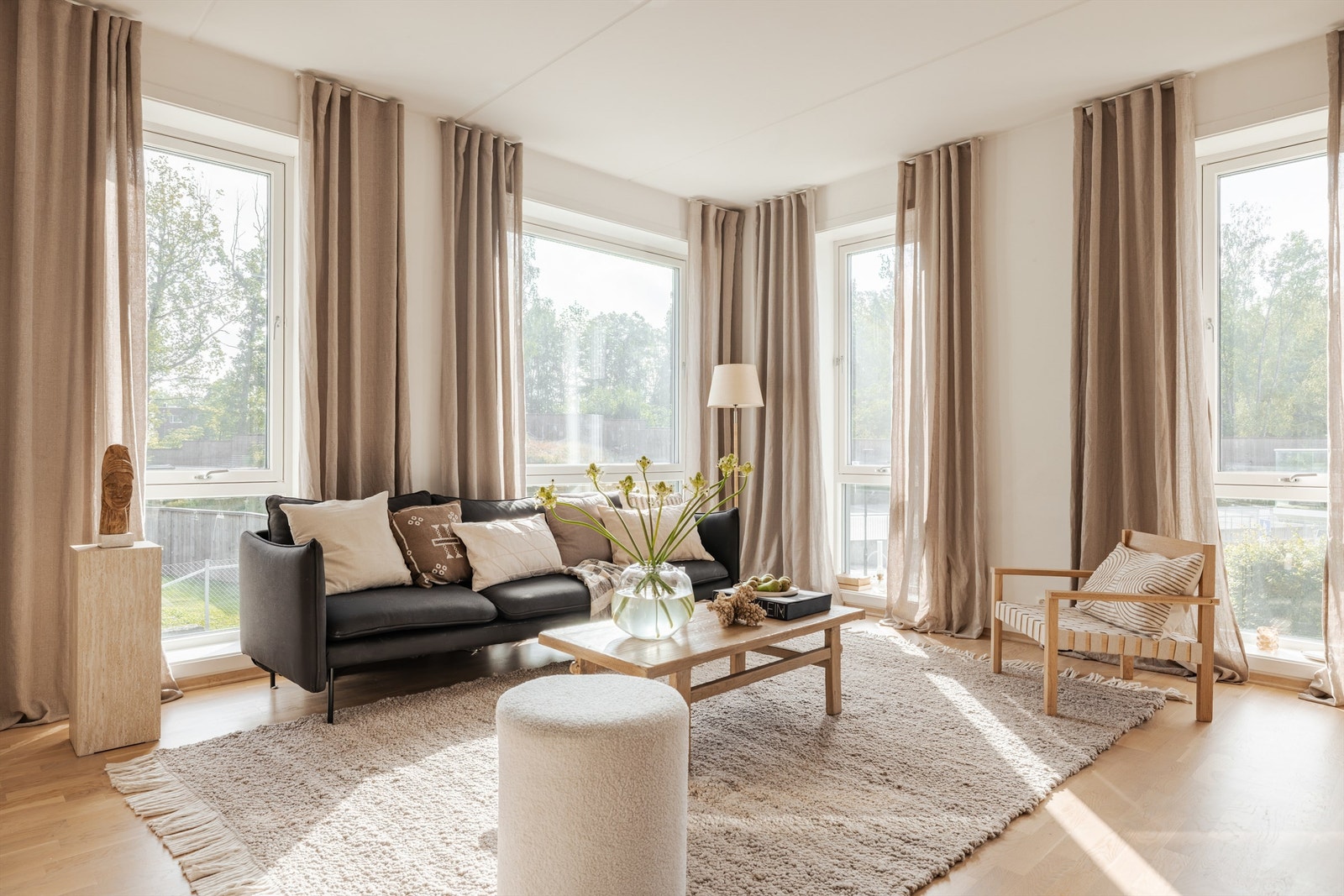 Lekker hjørneleilighet preget av store vindusflater fra 3 sider som sikrer rikelig med naturlig lys i hele leiligheten. Galleribilde